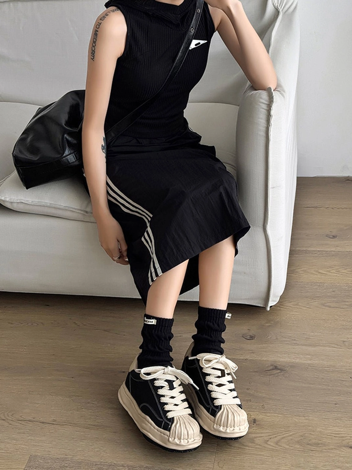 7cm black platform court sneakers with contrast shell toe and vintage-inspired distressed streetwear finish