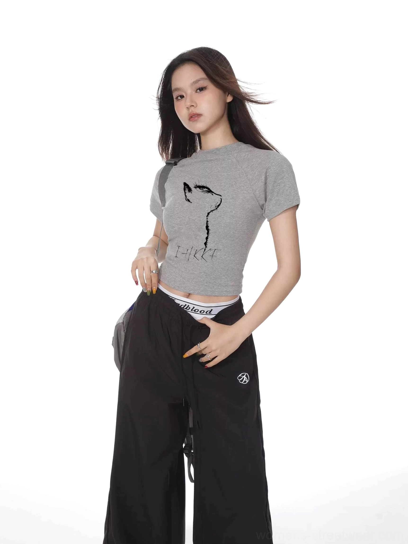 Art-inspired cat print fitted cropped tee with short sleeves for contemporary East Asian street fashion