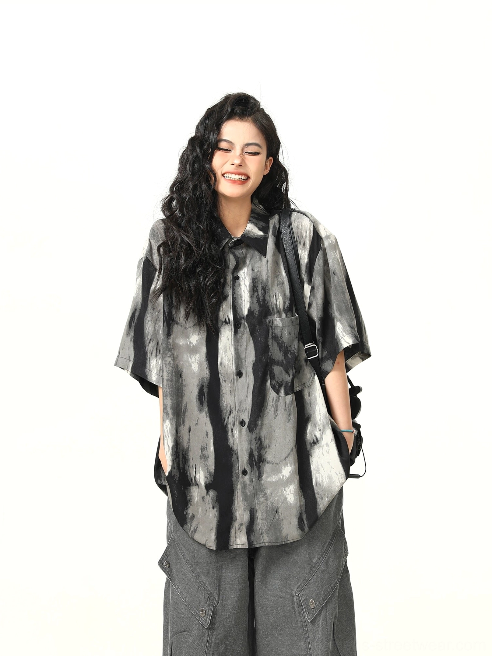 Relaxed black and gray abstract watercolor tie-dye short-sleeve shirt with classic collar and black shoulder bag