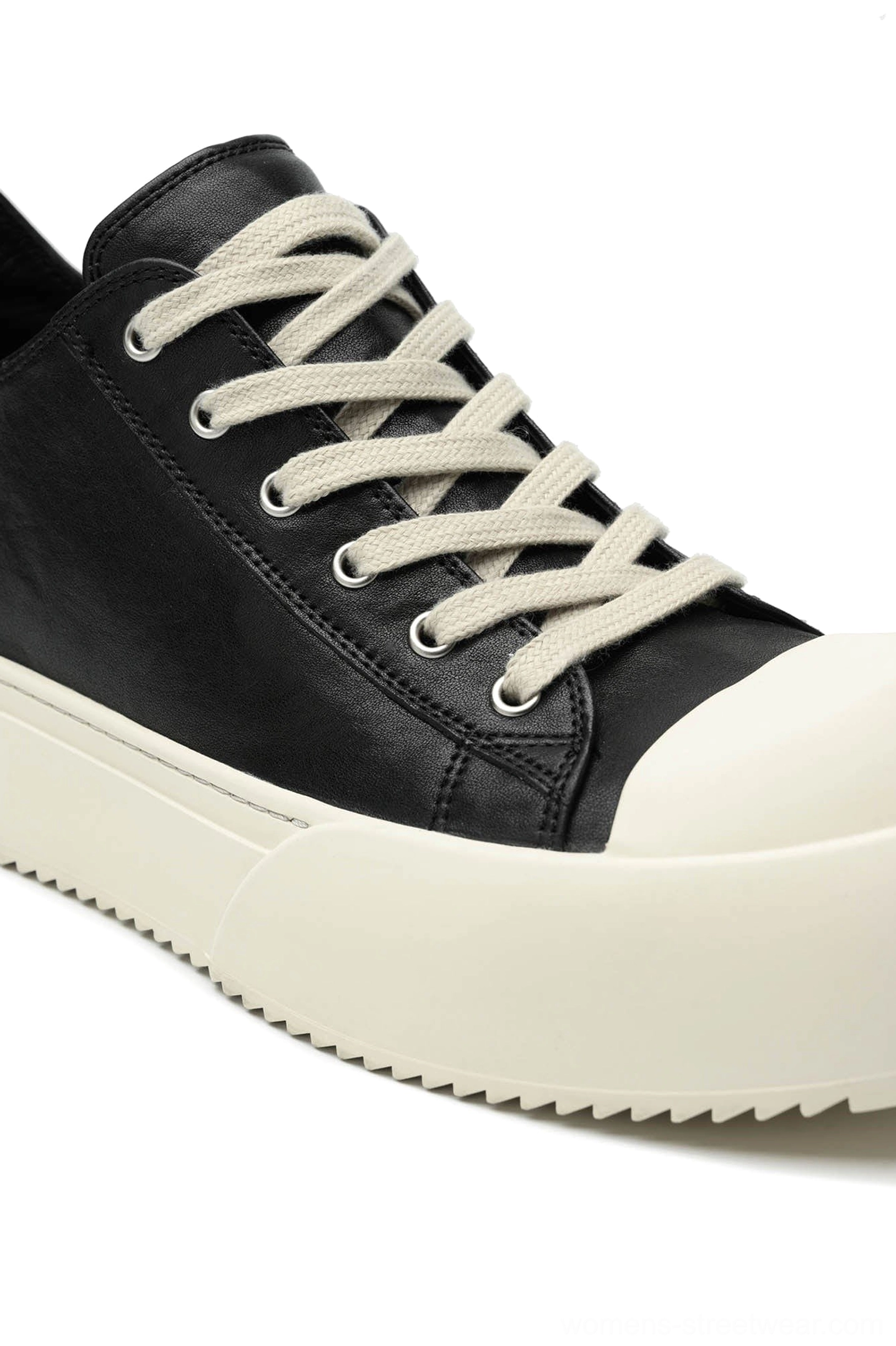 Low-top black leather platform sneakers designed for Y2K outfits, Seoul fashion looks, and casual urban wear