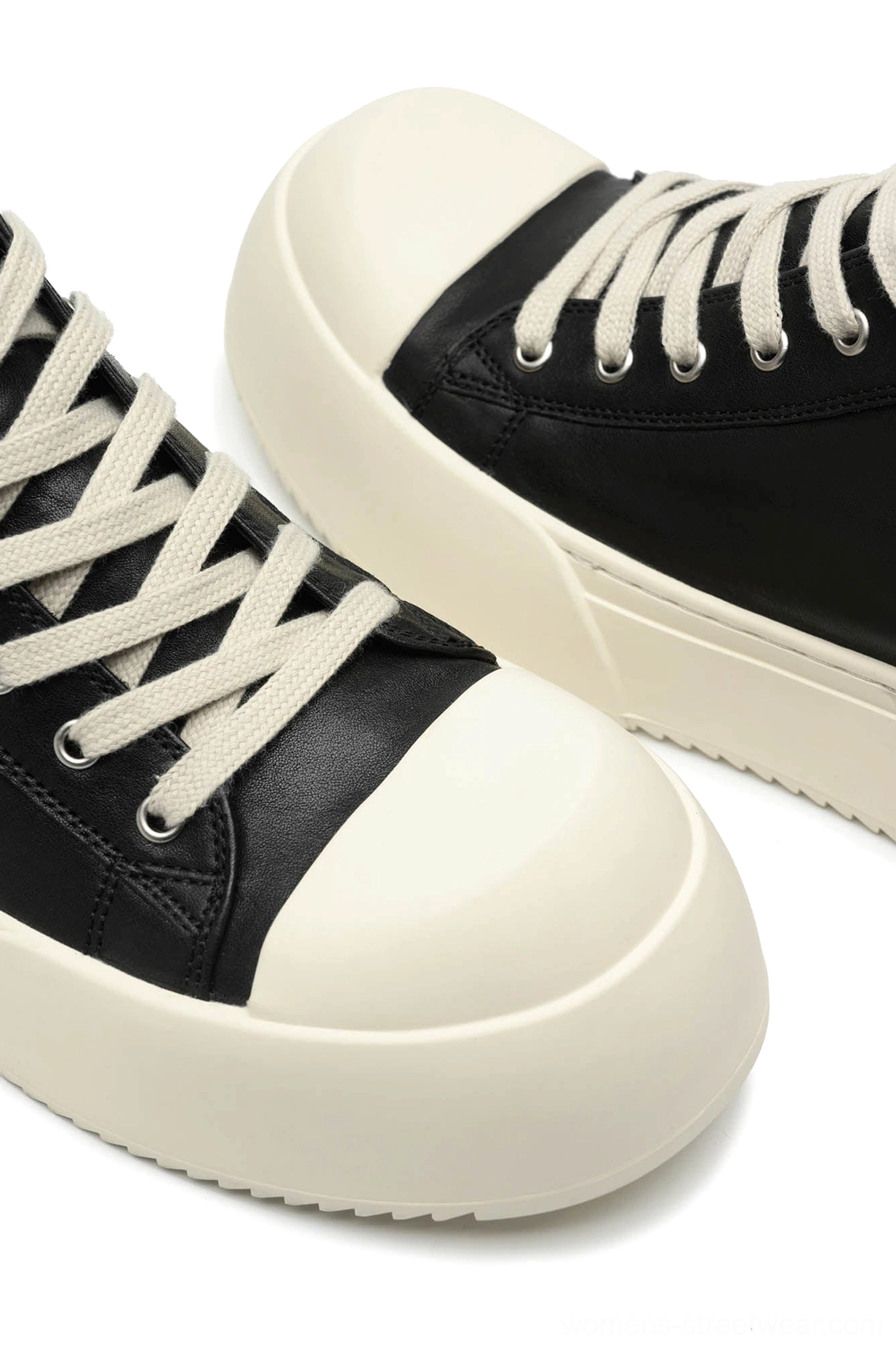 Black low-top platform leather sneakers with minimalist Korean streetwear styling and thick off-white rubber sole