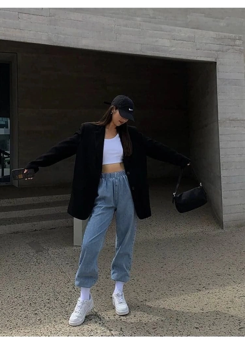 Black oversized blazer paired with cargo pants K-streetwear authentic look styling inspo