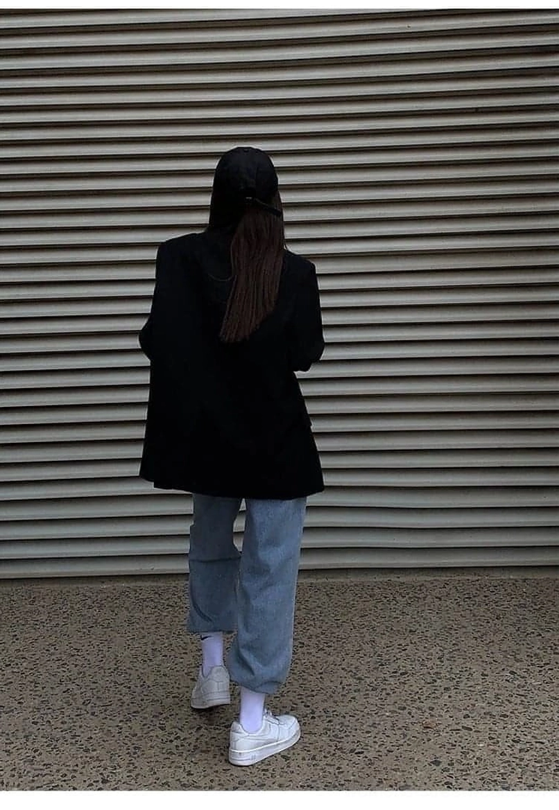 Black oversized blazer editorial fashion look professional smart casual styling guide