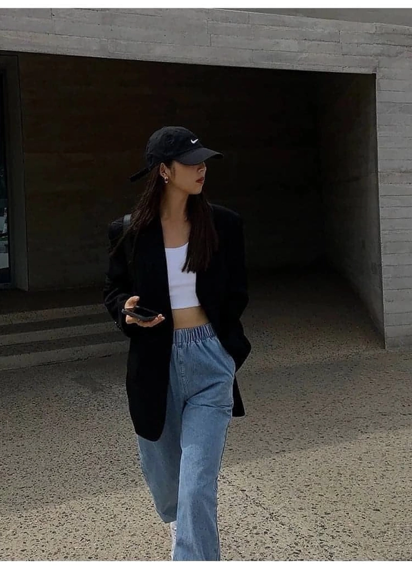 Black oversized blazer layering over basic tee minimalist streetwear ensemble recommendation