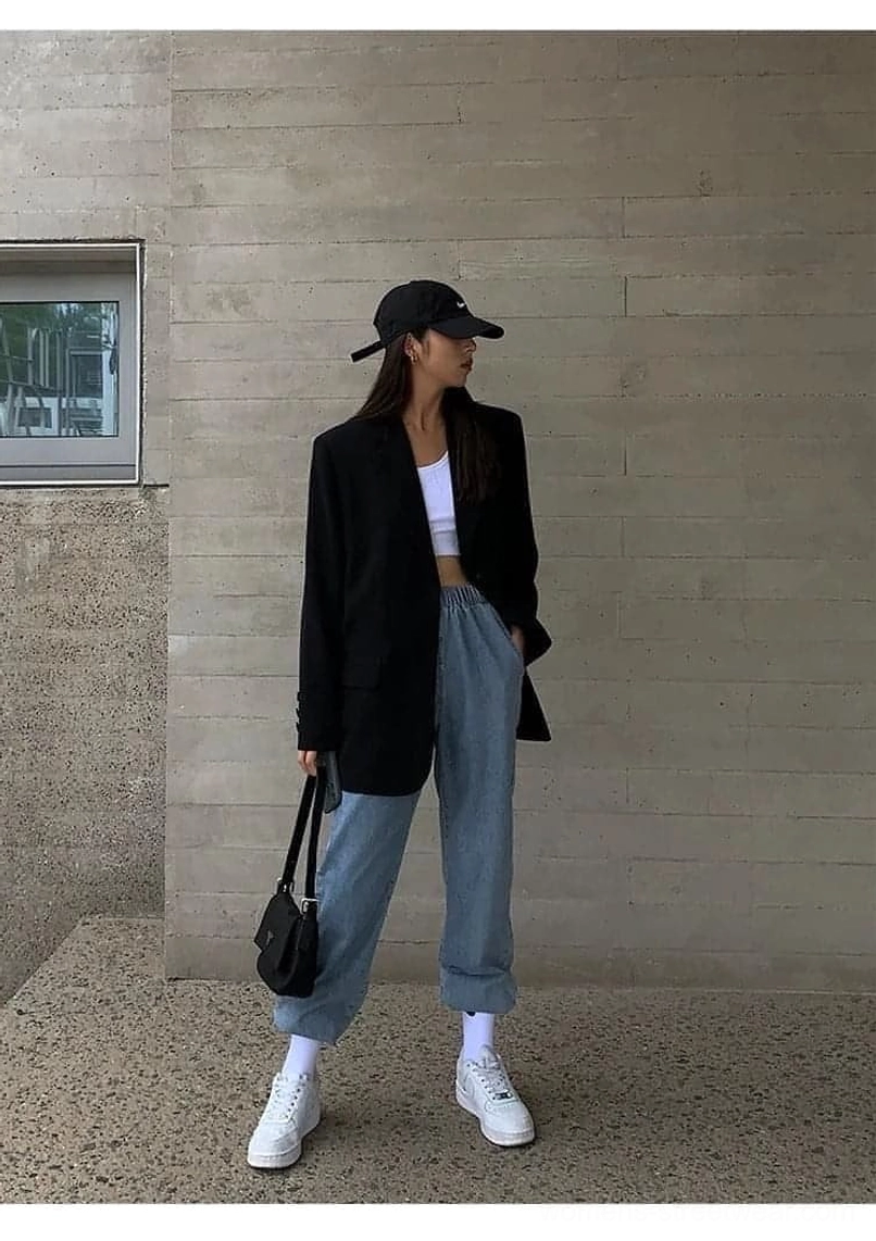 Black oversized blazer model posture movement demonstration wearing comfort fit