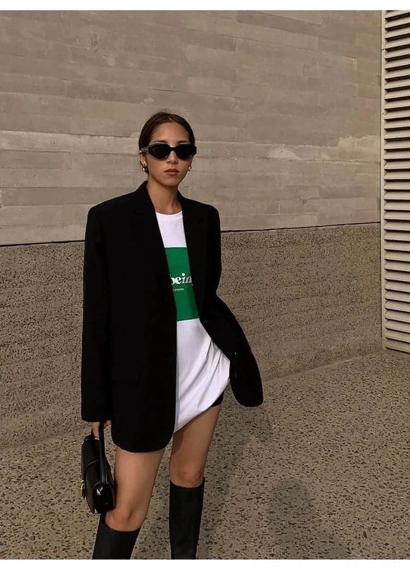 Black oversized blazer relaxed Korean tailoring contemporary fashion trend analysis