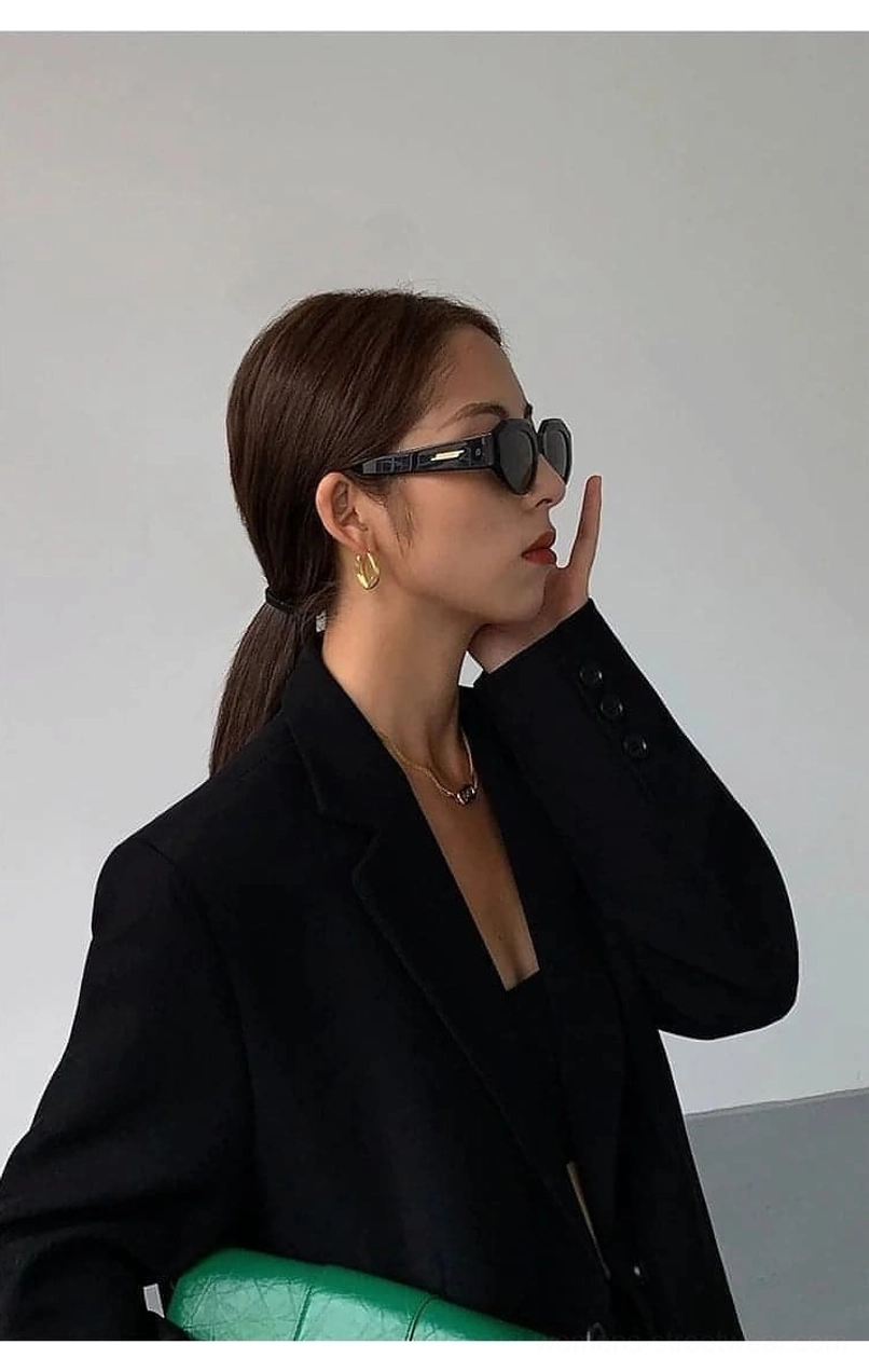 Black oversized blazer model wearing size medium Korean fit reference proportional view
