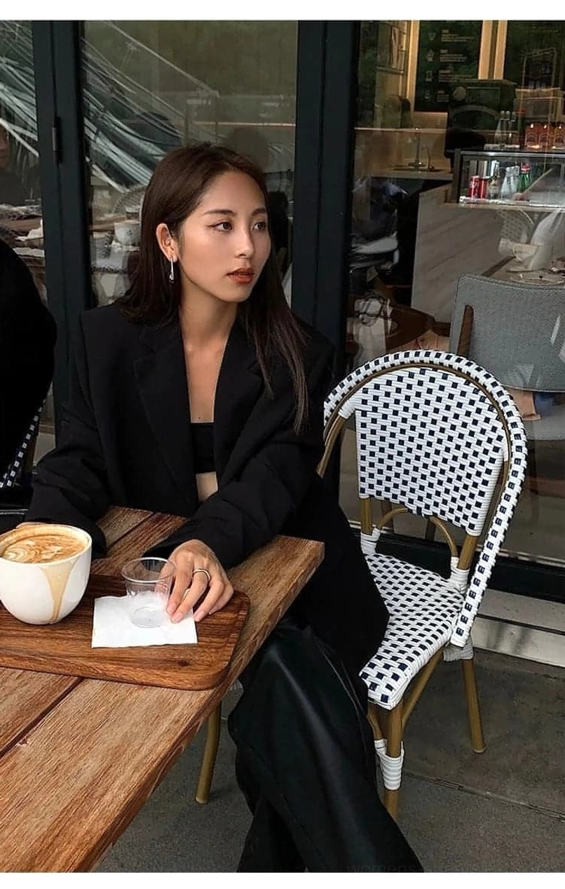 Black oversized blazer versatile styling options creative professionals fashion-forward consumers