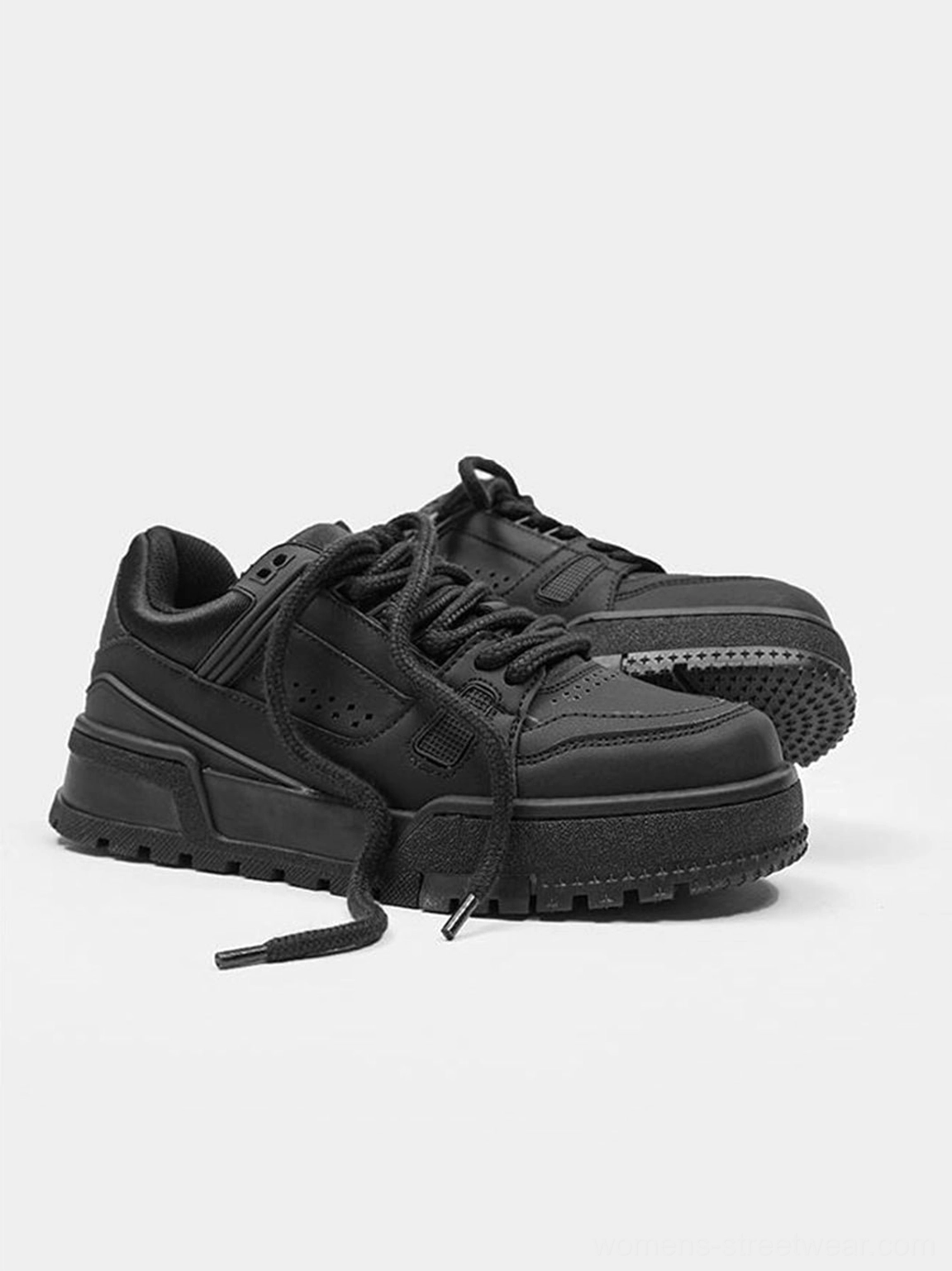 Black platform streetwear sneakers product detail image featuring a monochrome silhouette suitable for Korean fashion and everyday outfits