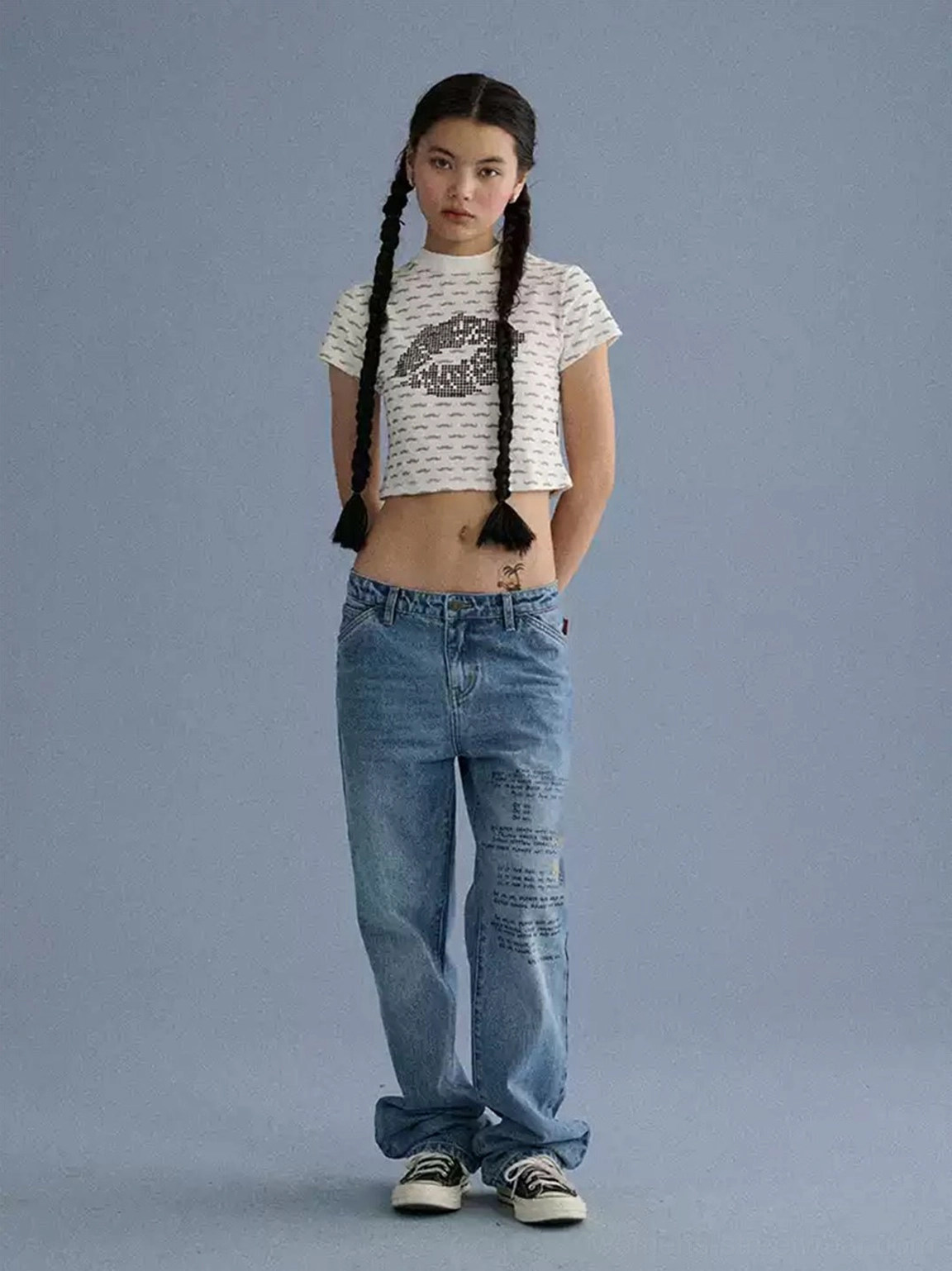 Bold lip graphic cropped tee paired with loose blue jeans in a playful Y2K streetwear look