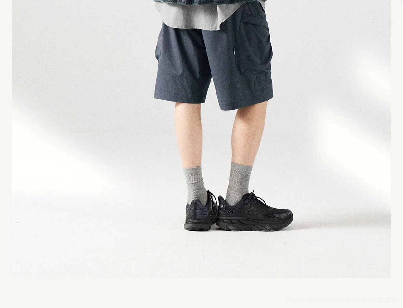 Breathable utility shorts for city walks and outdoor activities featuring a loose straight-leg cargo silhouette
