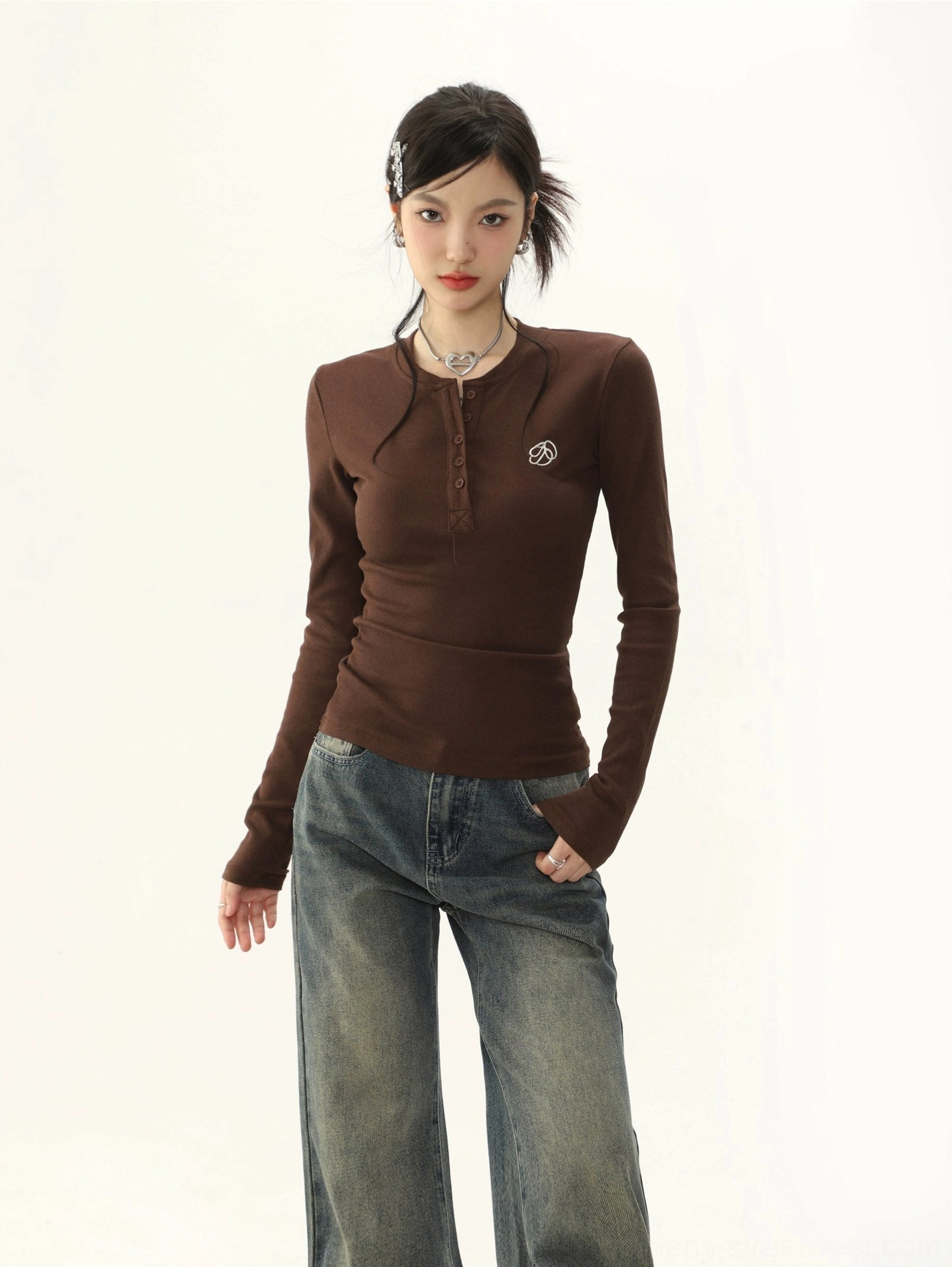 Brown slim-fit ribbed half-button Henley top close-up styled with vintage wide-leg jeans for a relaxed Korean streetwear look