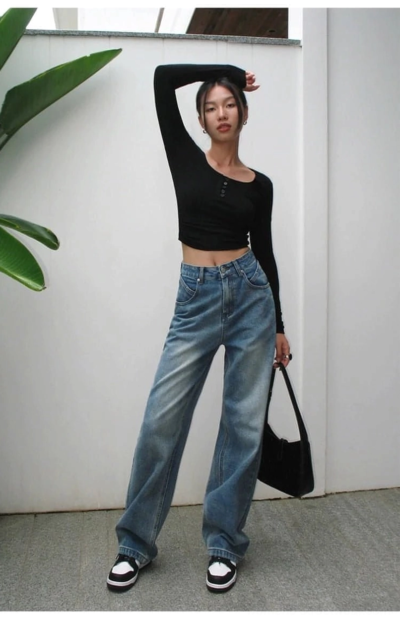 Casual women's wide-leg blue denim jeans with a high waist and slightly stretchy streetwear fabric