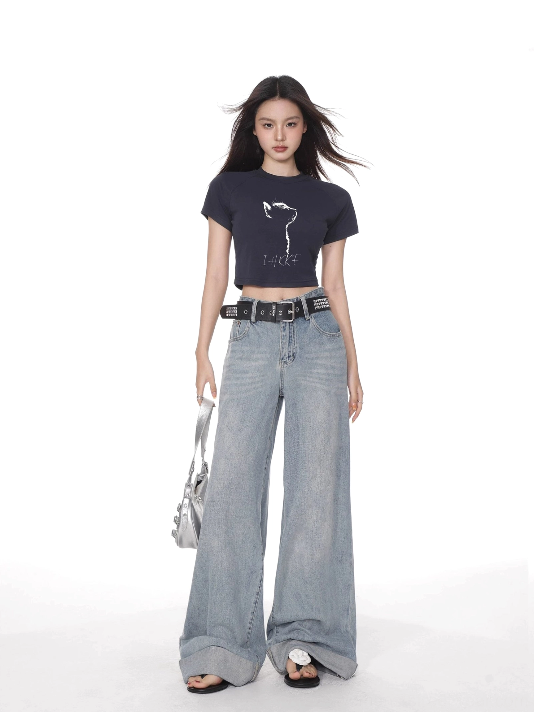 Cat print cropped fitted short sleeve t-shirt in contemporary Y2K Seoul streetwear styling