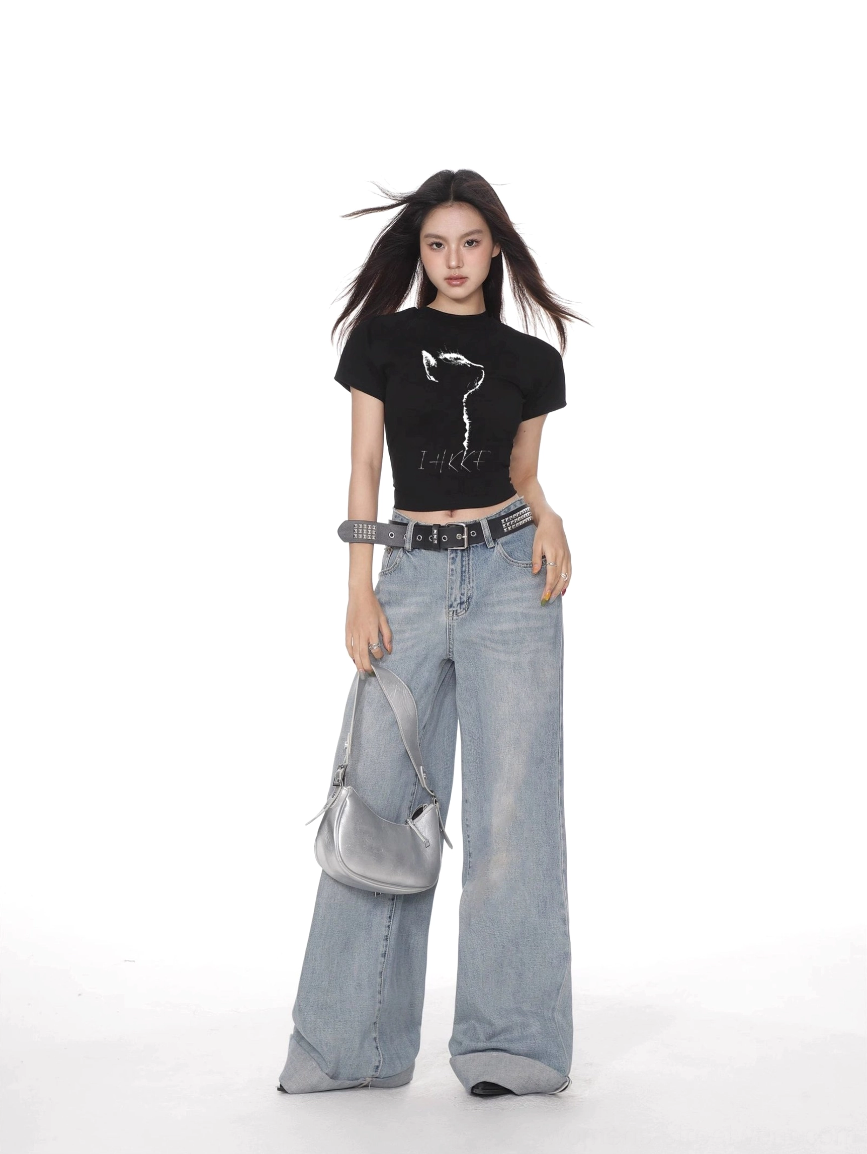 Black cat print cropped fitted short sleeve t-shirt styled with wide leg jeans and silver shoulder bag in Seoul streetwear fashion