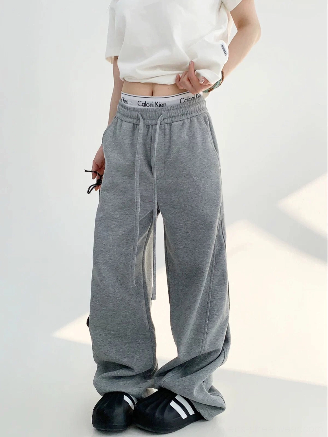 Gray high-waist wide-leg streetwear sweatpants featuring a soft elastic waistband and relaxed straight silhouette
