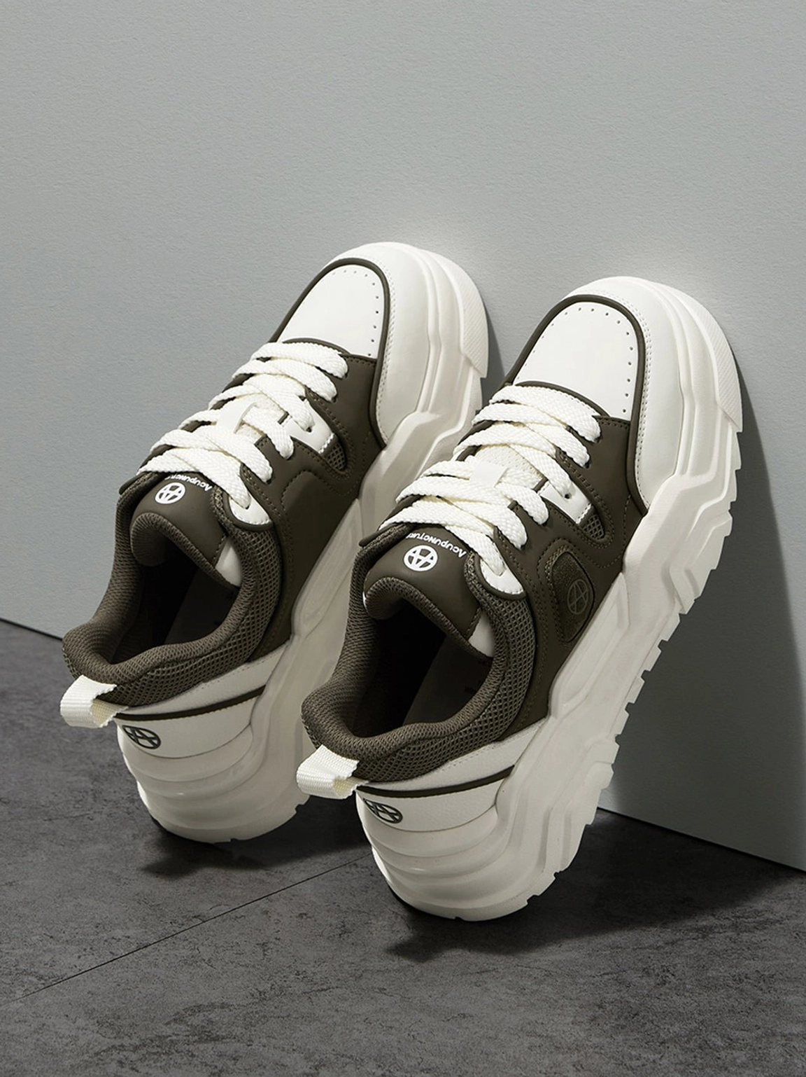 Contrast cutout lug sole platform sneakers lace and tongue detail