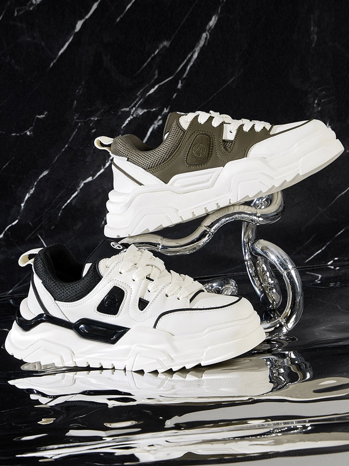 Contrast cutout lug sole platform sneakers platform base detail