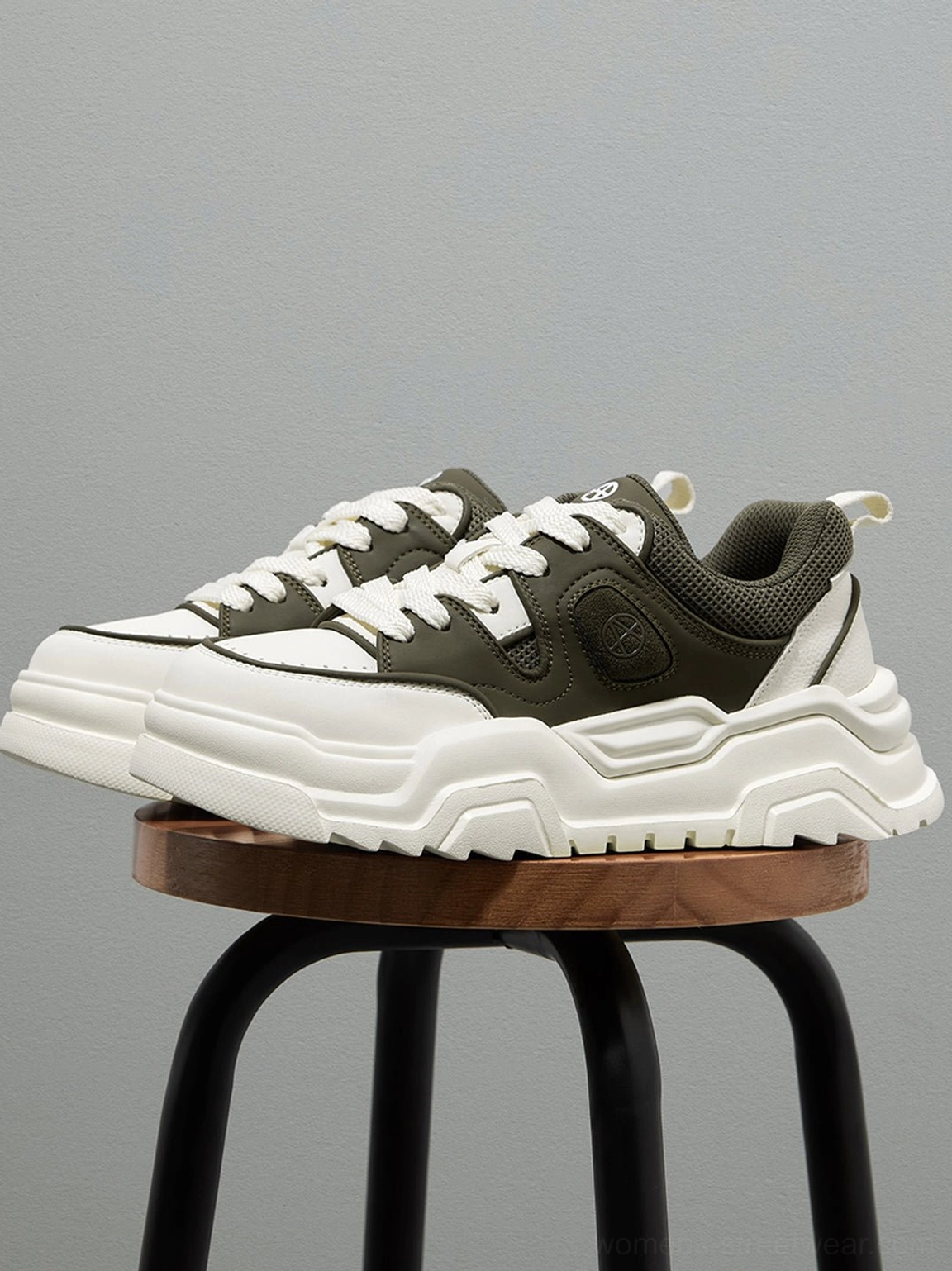 Contrast cutout lug sole platform sneakers textured upper detail