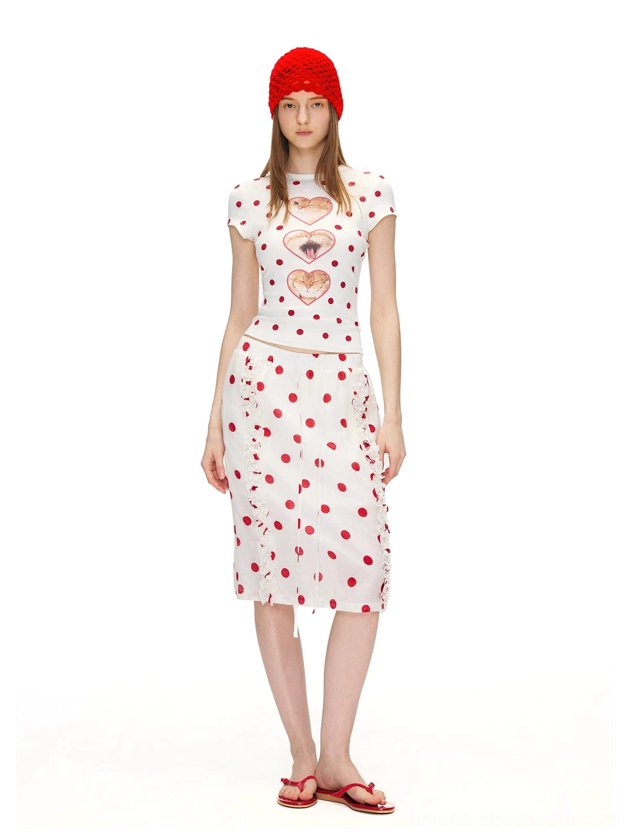 Playful cropped heart cat graphic tee with red polka dots designed for Y2K outfits, K-pop-inspired fashion, and casual streetwear looks