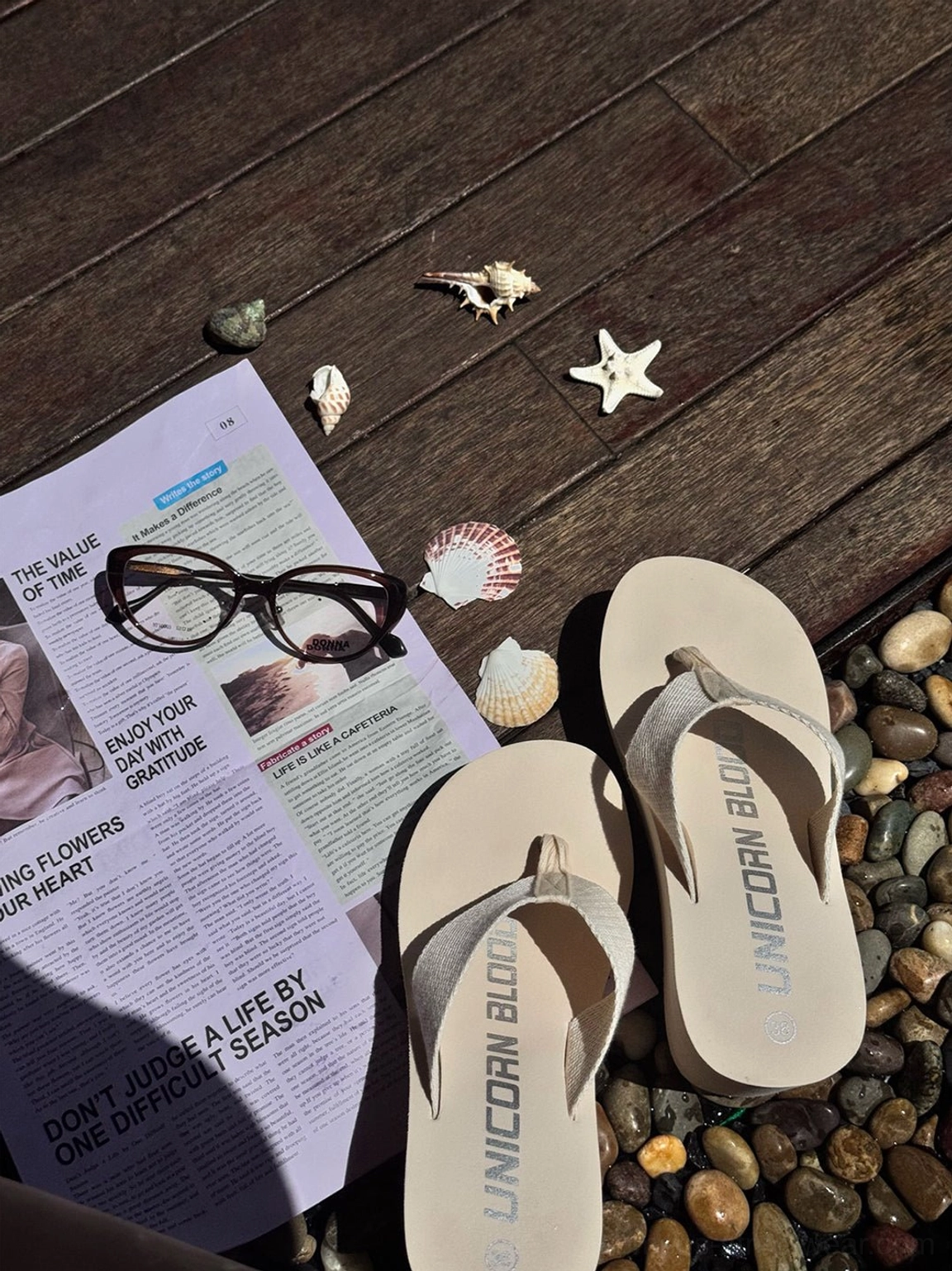 Contemporary women's 8 cm wedge platform flip-flops with cushioned EVA insole and textured TPR outsole