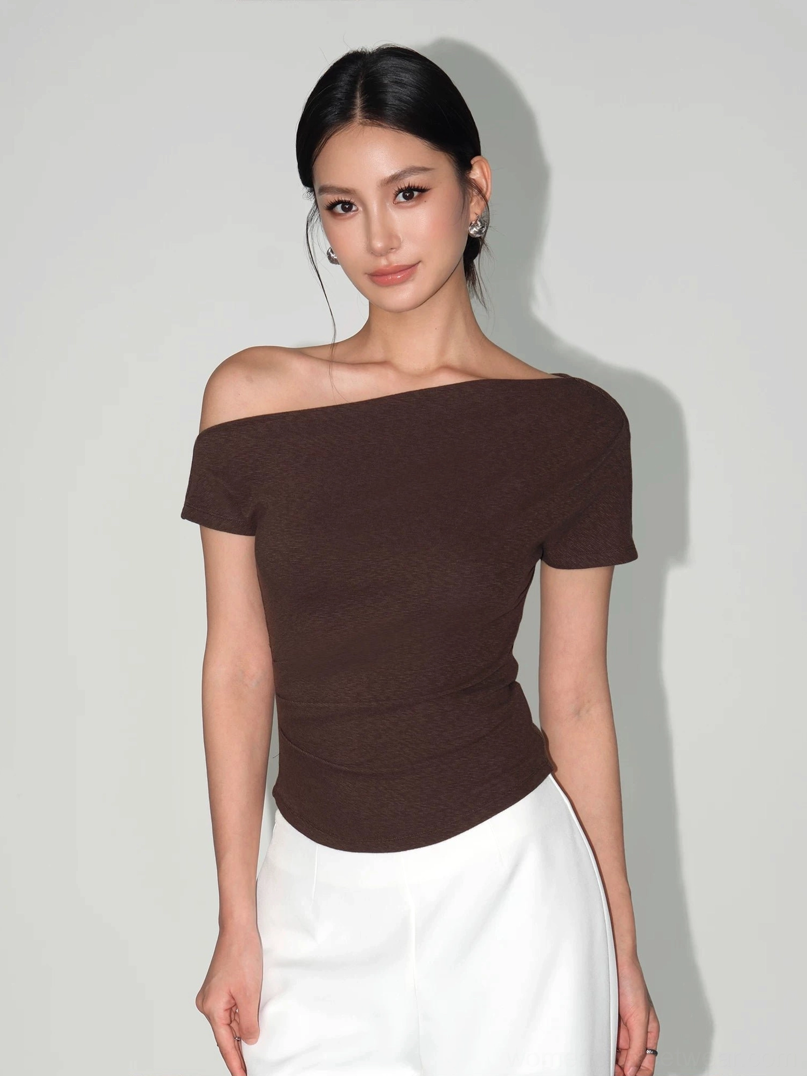 Dark brown asymmetric one-shoulder slim-fit tee featuring a short sleeve and subtle textured knit surface