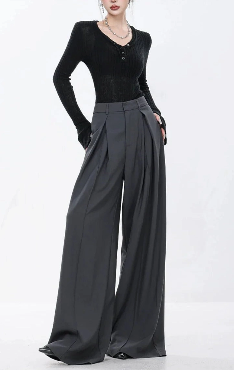 Dark gray pleated wide-leg streetwear trousers with high-rise tailoring and oversized modern silhouette