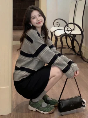 Dark green split-toe Mary Jane platform shoes worn with a retro Korean streetwear outfit in an indoor corridor