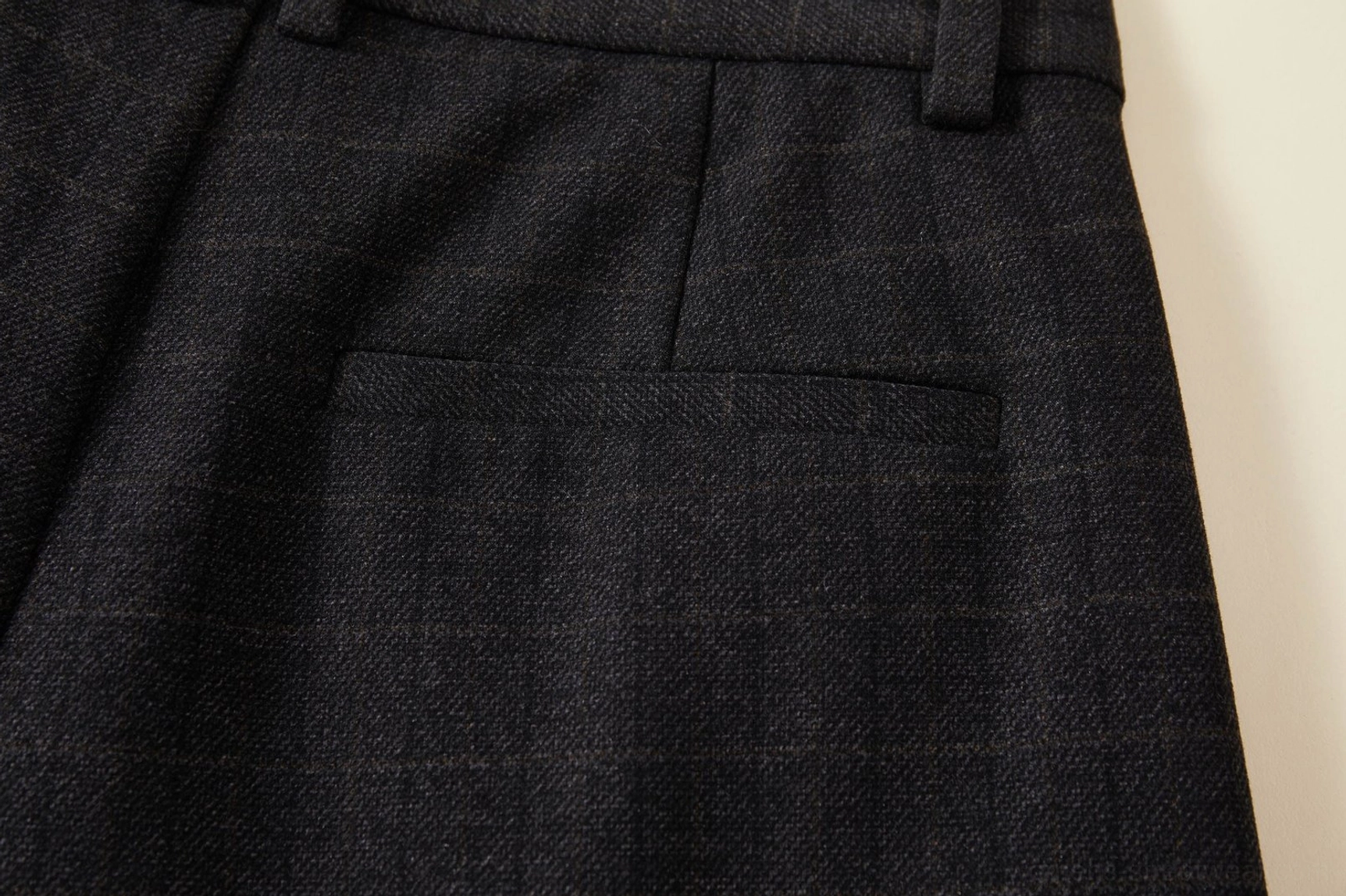 Dark grey plaid wide-leg streetwear palazzo pants with high waist and tailored pleated silhouette