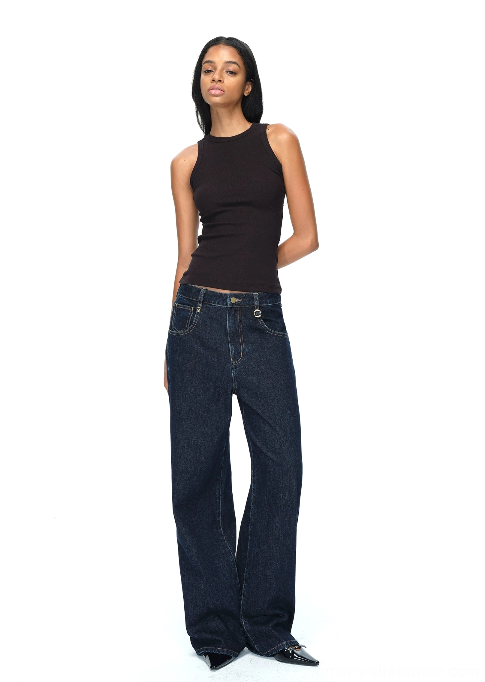 Deep blue cotton wide-leg jeans showcasing a clean silhouette and versatile East Asian fashion aesthetic