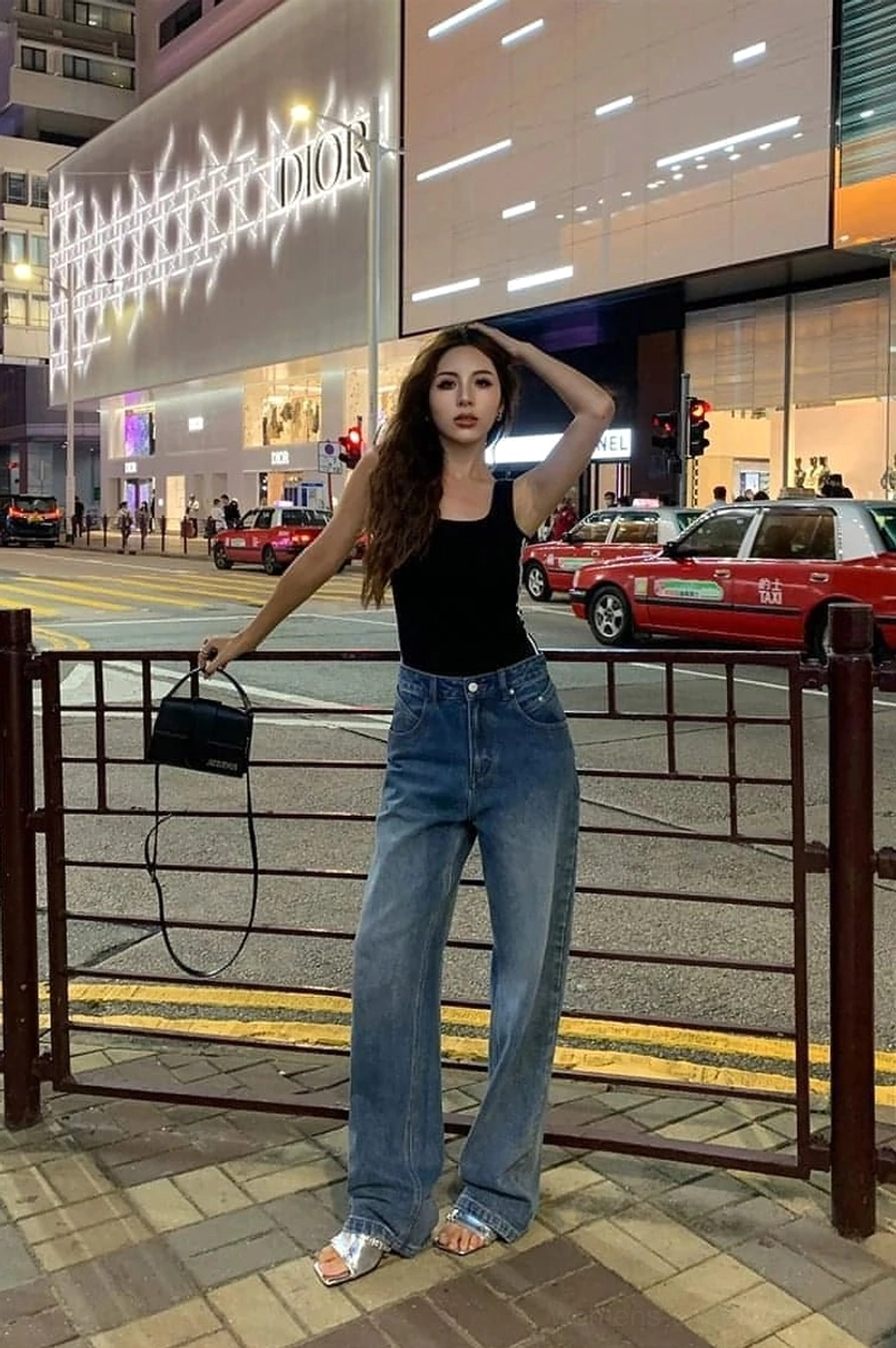 Everyday blue high-waist wide-leg denim jeans with a vintage wash and flexible casual fit