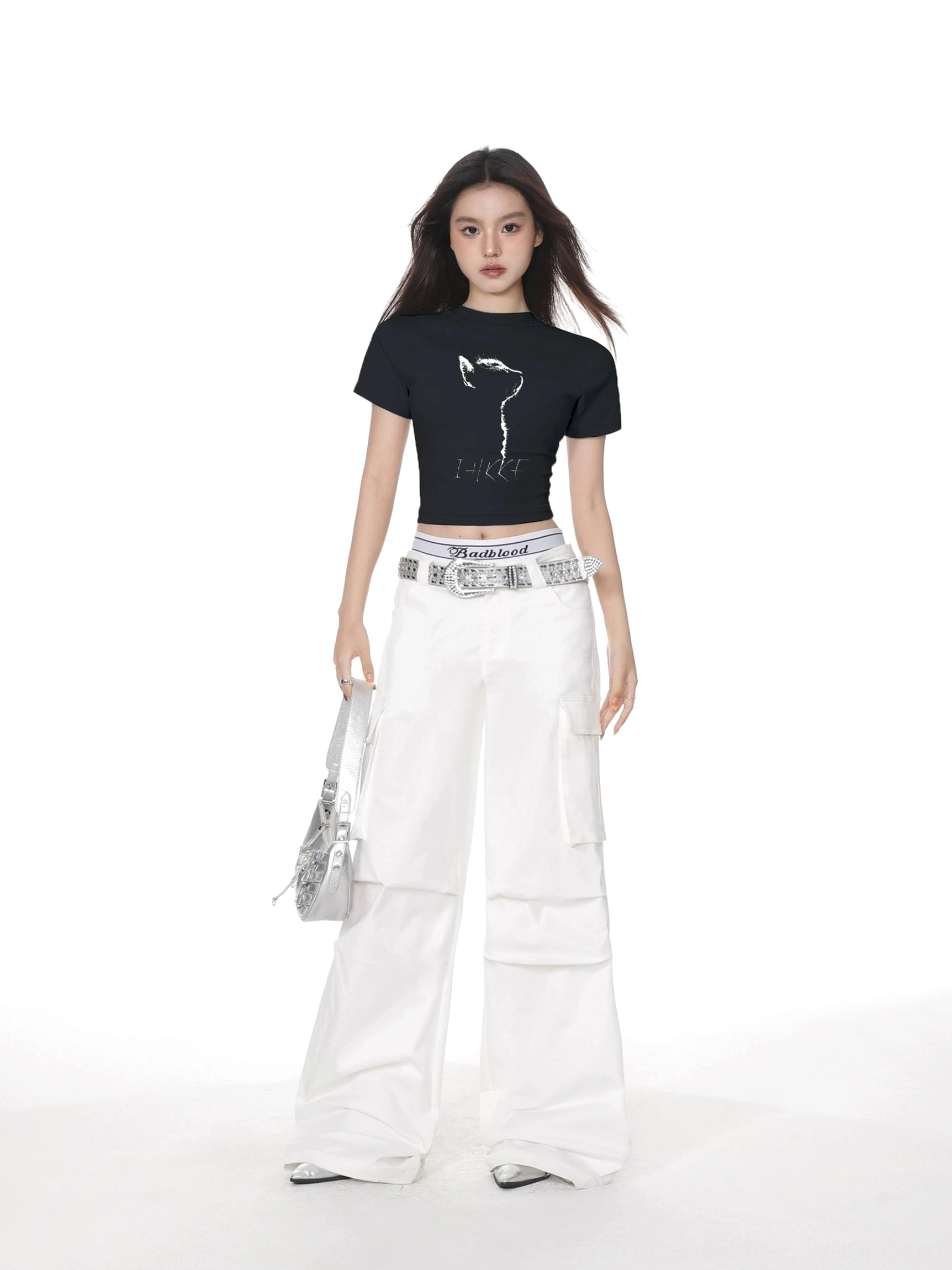 Fitted cropped cat graphic t-shirt with short sleeves for Korean fashion and modern streetwear outfits
