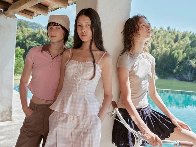 Pastel summer outfit featuring a floral graphic fitted cropped tee in a relaxed lakeside setting