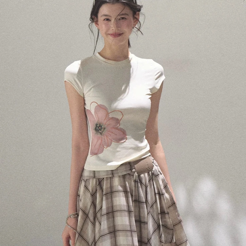 Floral graphic fitted cropped tee for women styled as a modern Korean streetwear summer top