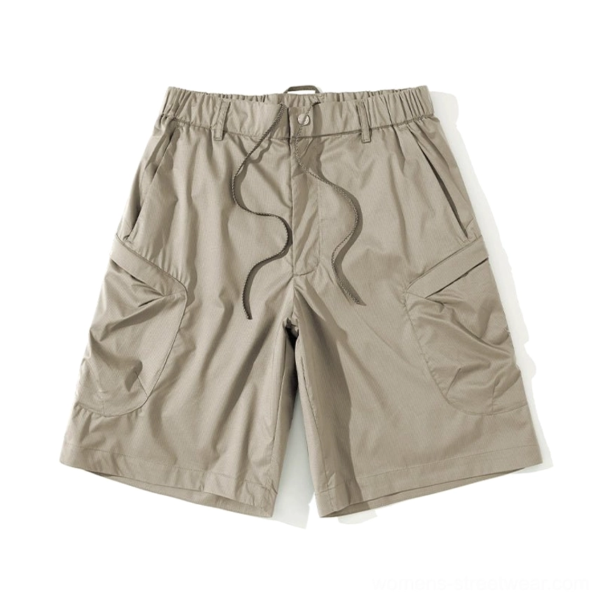 Functional outdoor cargo shorts with adjustable elastic waist, roomy pockets, and a loose summer streetwear fit