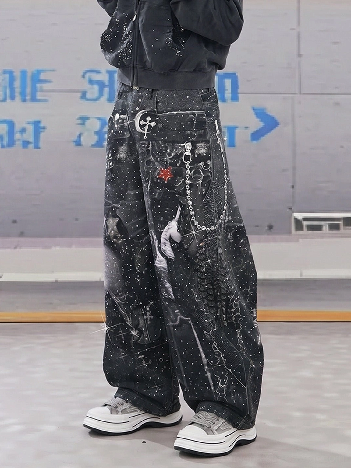 Male Korean-inspired streetwear look featuring gray 7 cm platform sneakers, starry ink print wide-leg jeans, and pendant accessories
