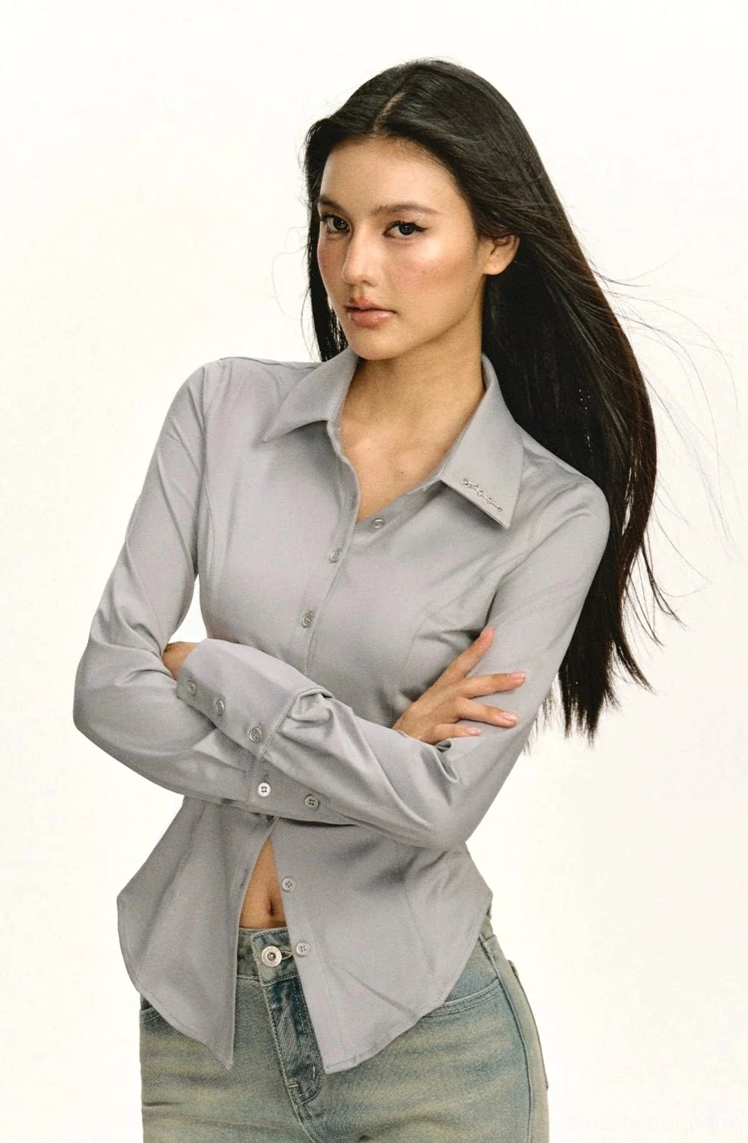 Gray solid-color fitted shirt with curved hem and long button-cuff sleeves