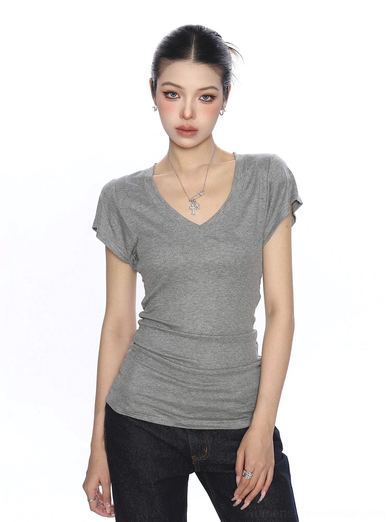 Heather gray slim V-neck ruched short-sleeve T-shirt styled with dark wash jeans for casual Korean street style