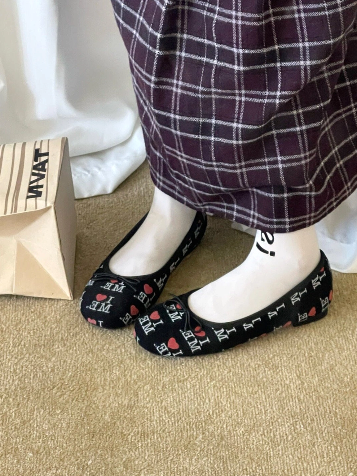 Black heart and letter print round-toe ballet flats with petite bow detail in a plaid streetwear outfit