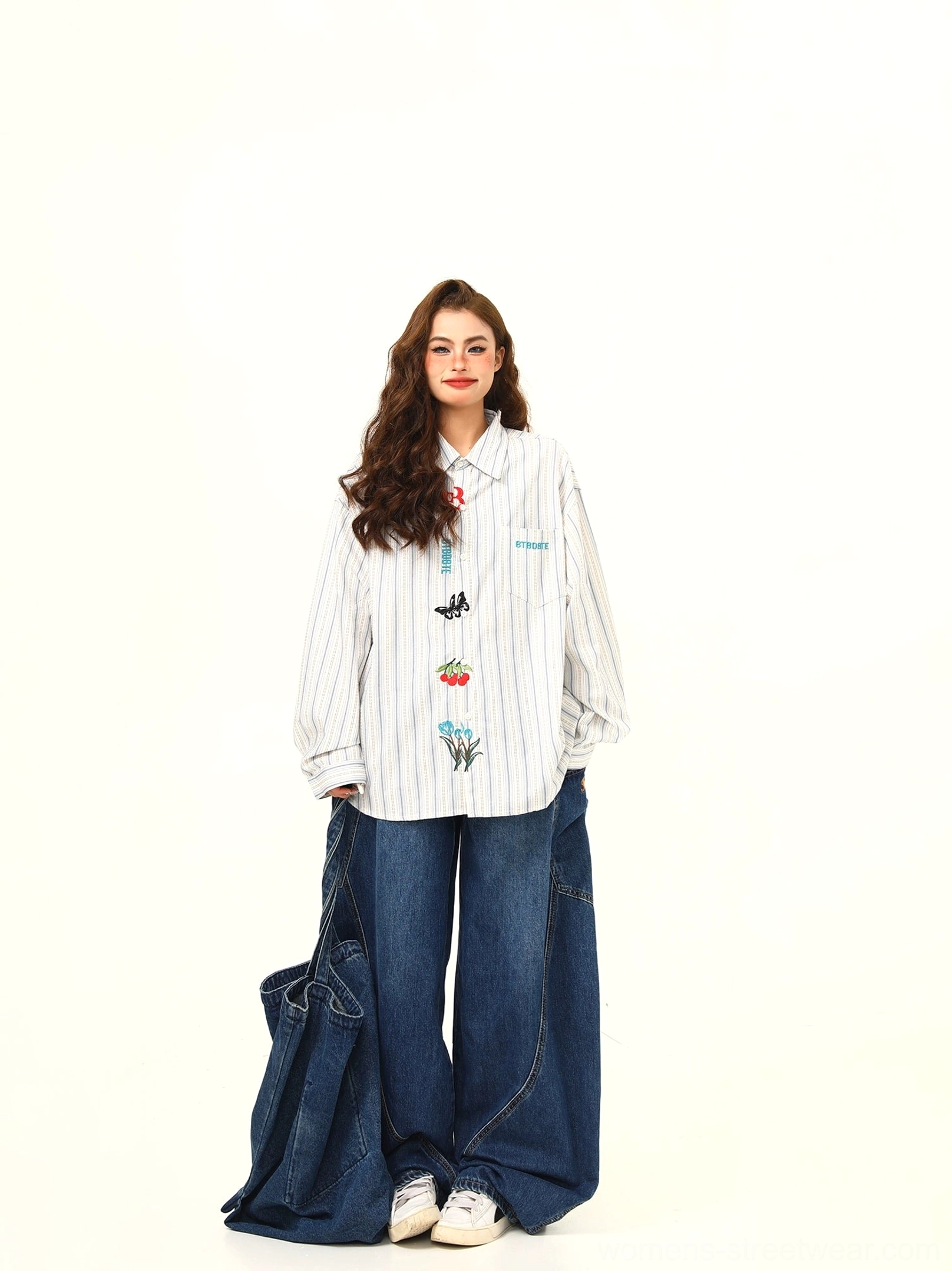 Full-body Korean streetwear outfit featuring an oversized embroidered striped shirt wide-leg denim pants and a denim tote bag