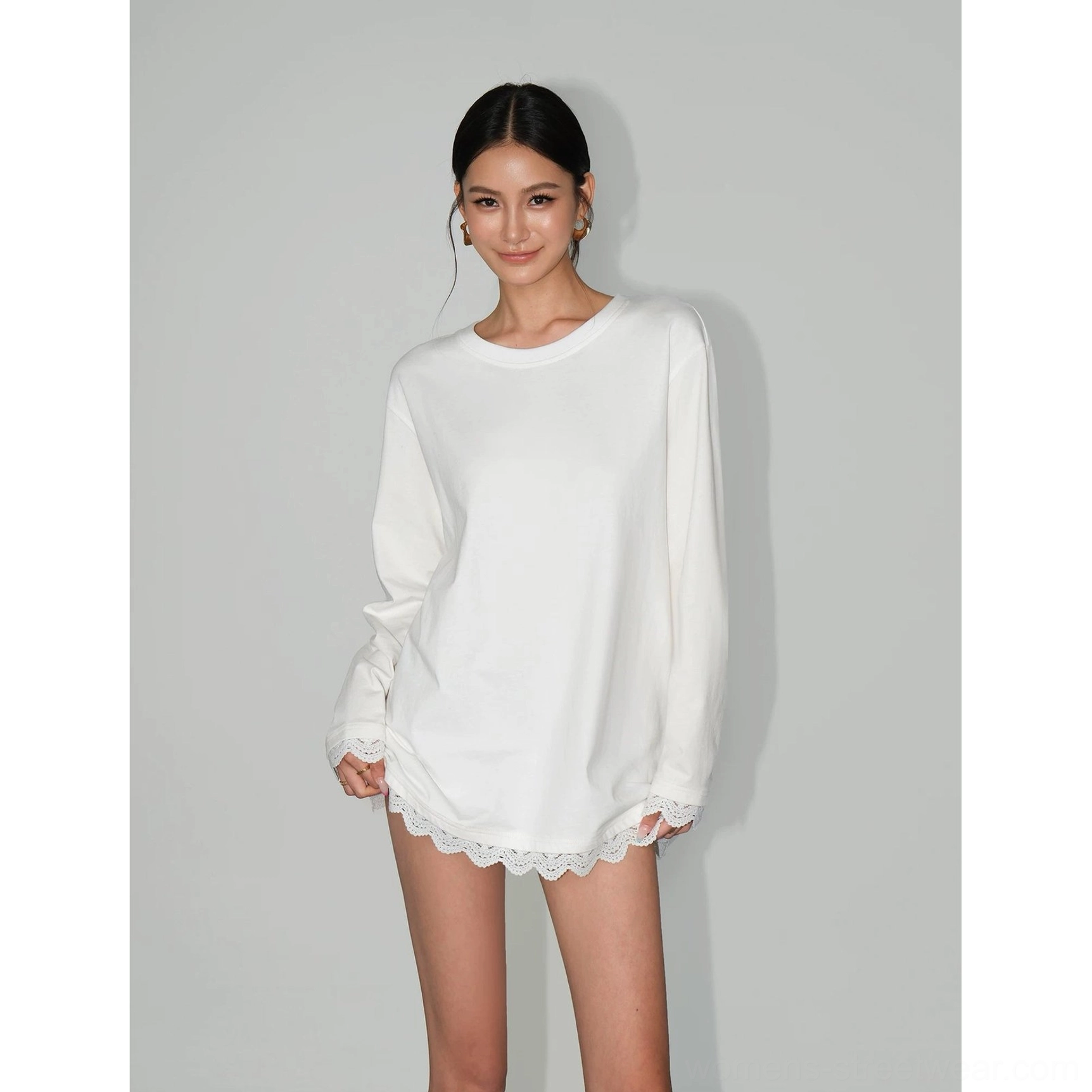Lace-hem long-sleeve tee dress featuring a loose oversized silhouette, crew neckline, and soft feminine streetwear detailing