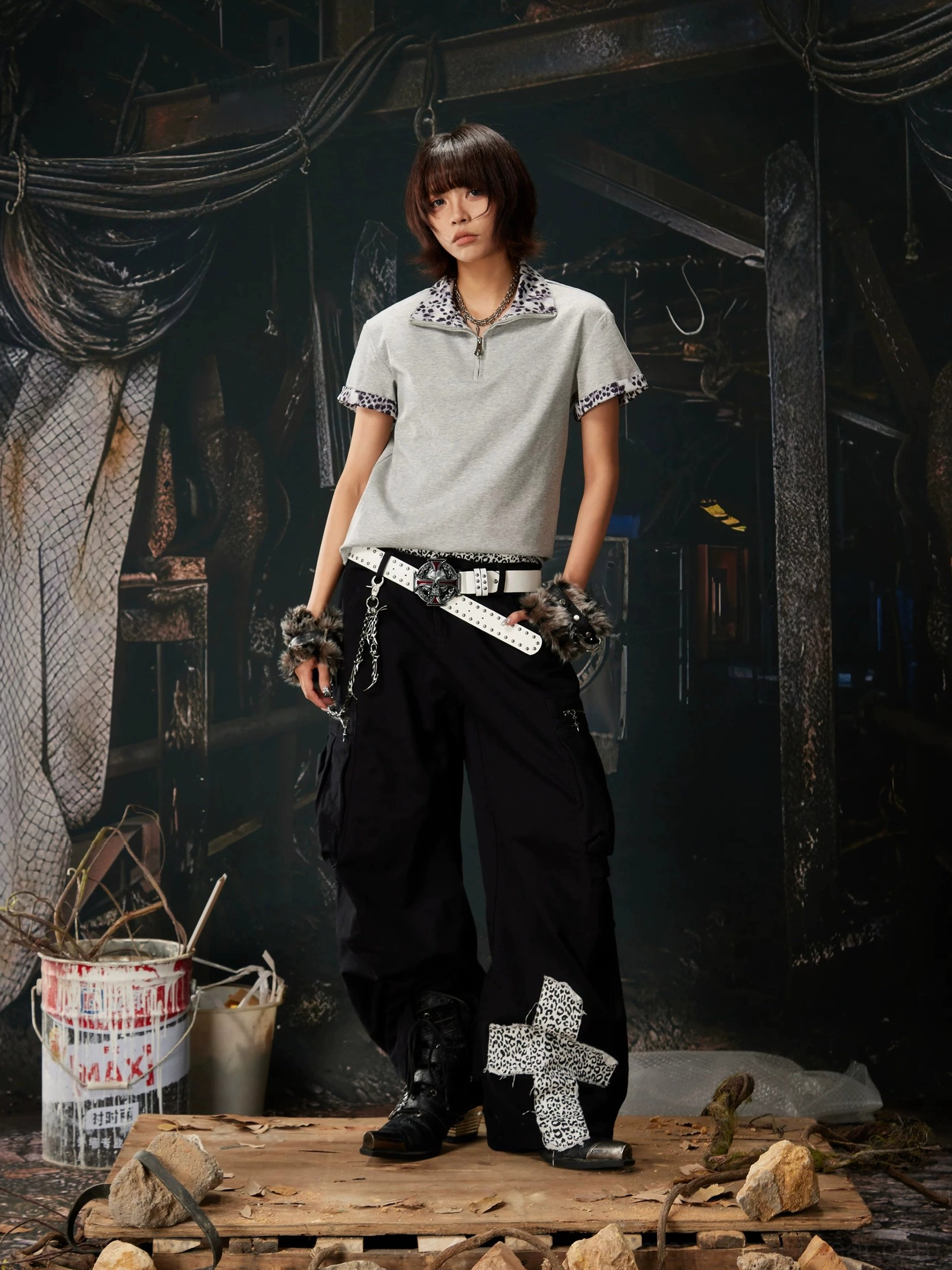 Heather gray leopard cuff half-zip polo shirt with black cargo pants in Korean streetwear styling