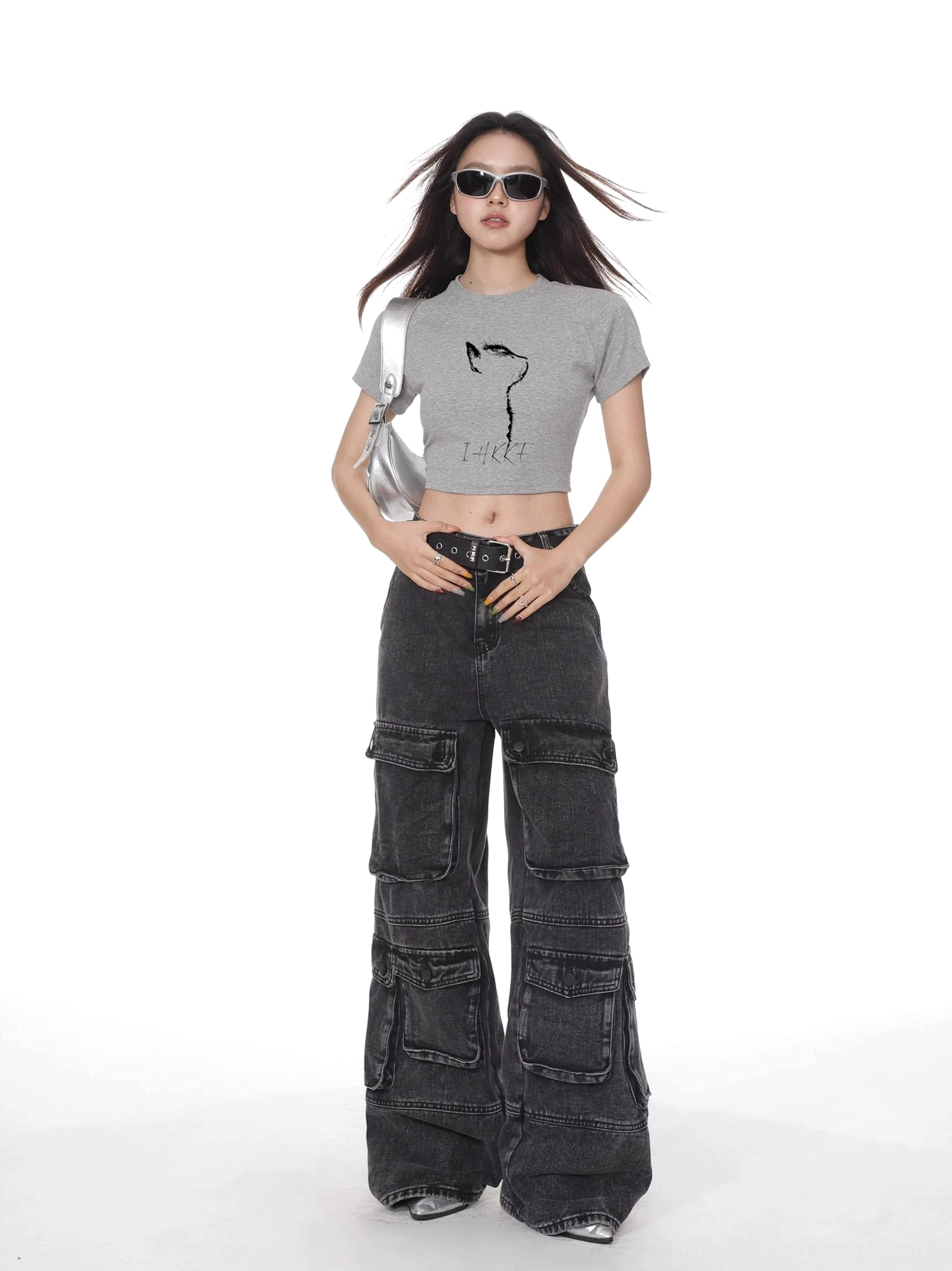 Light gray cat print cropped fitted short sleeve t-shirt styled with washed black cargo denim and silver shoulder bag