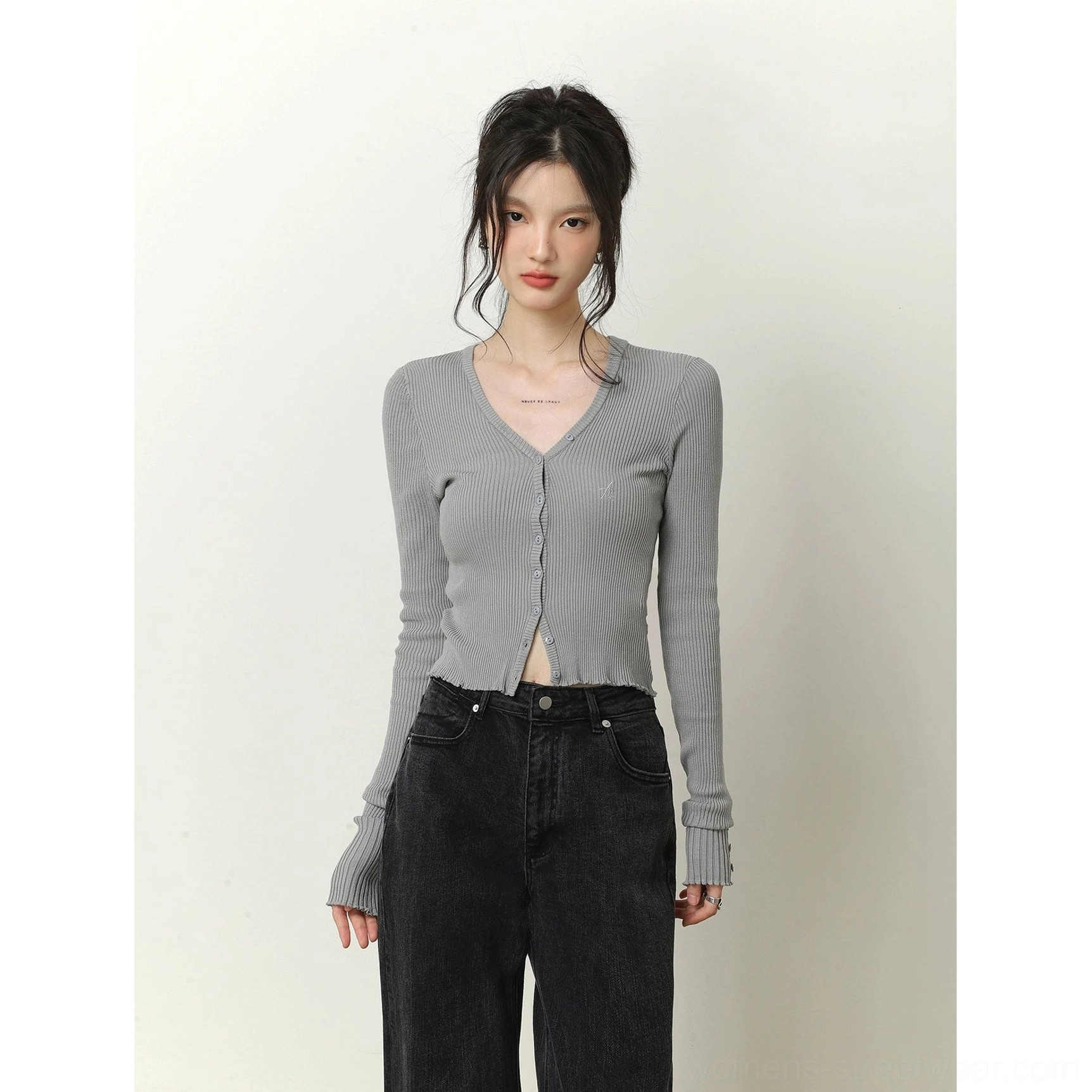 Light gray cropped V-neck ribbed knit cardigan with slim long sleeves and single-breasted buttons styled with black wide-leg jeans