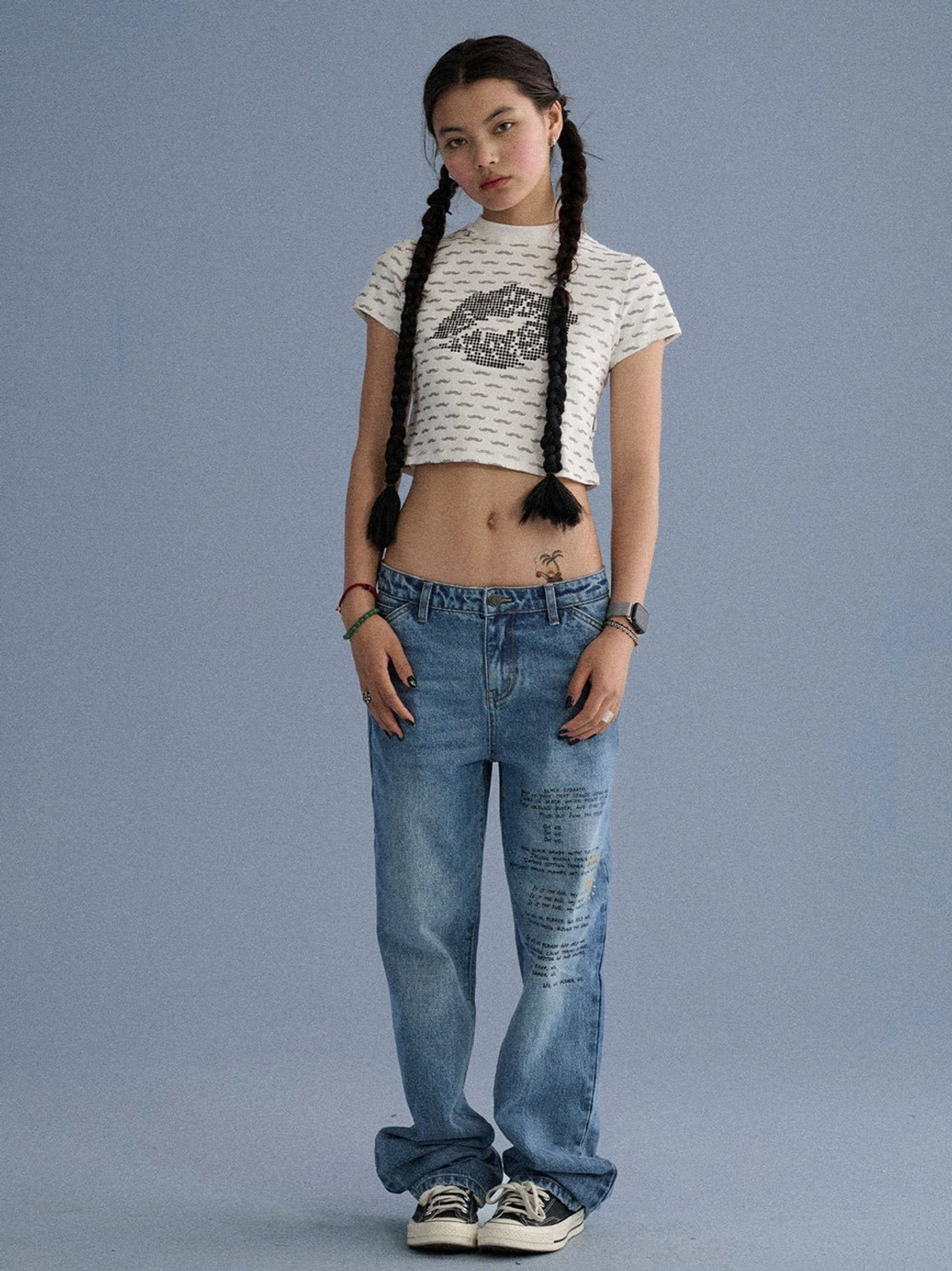 Lip graphic cropped short-sleeve streetwear tee with an off-white base and navel-baring casual fit