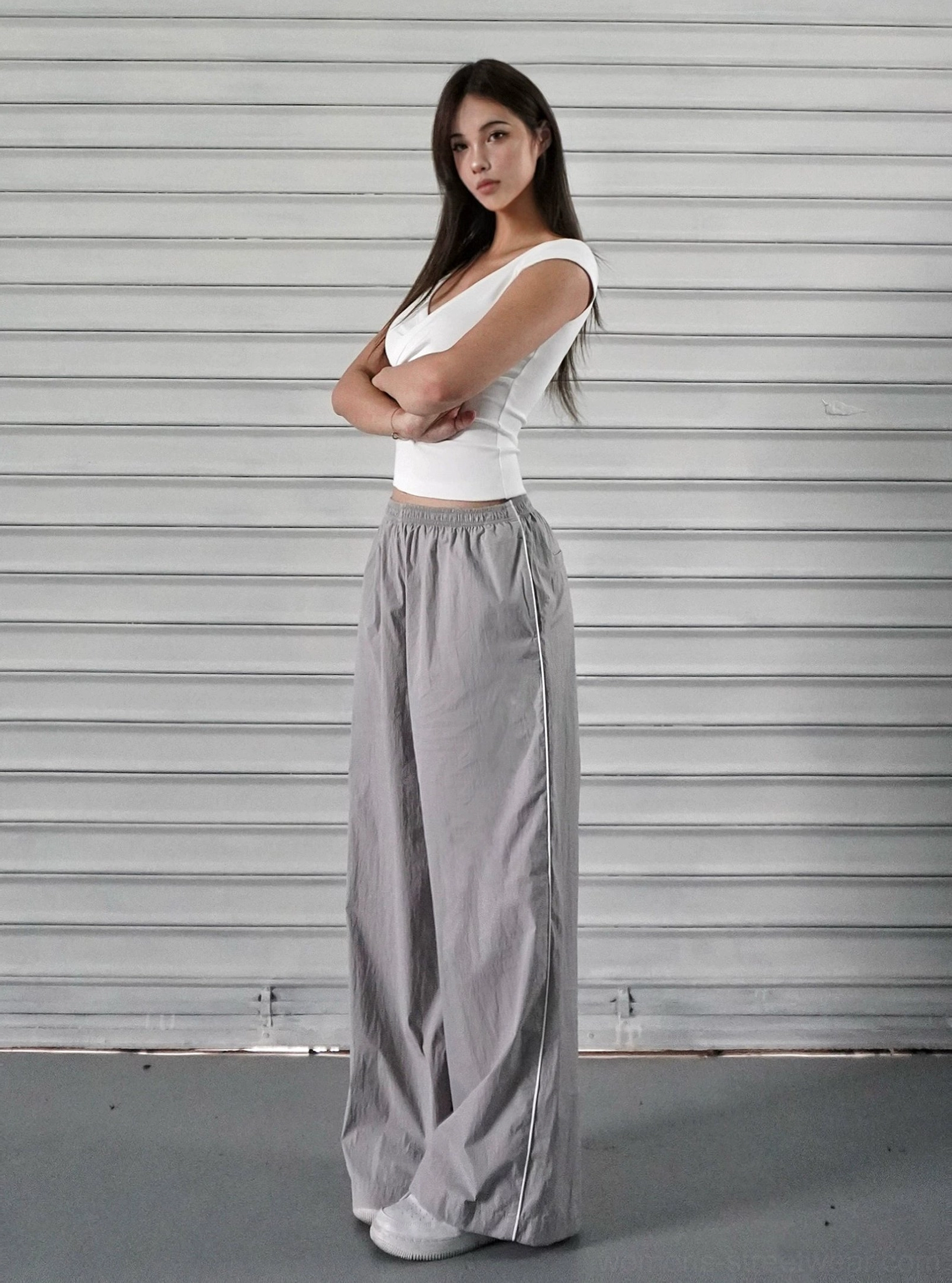 Low-rise wide-leg streetwear cargo pants showcasing the relaxed athletic silhouette and full-length leg design