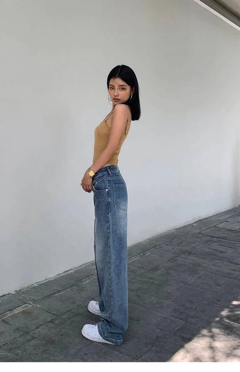 Minimal blue high-waist denim jeans with a wide-leg silhouette for casual everyday outfits