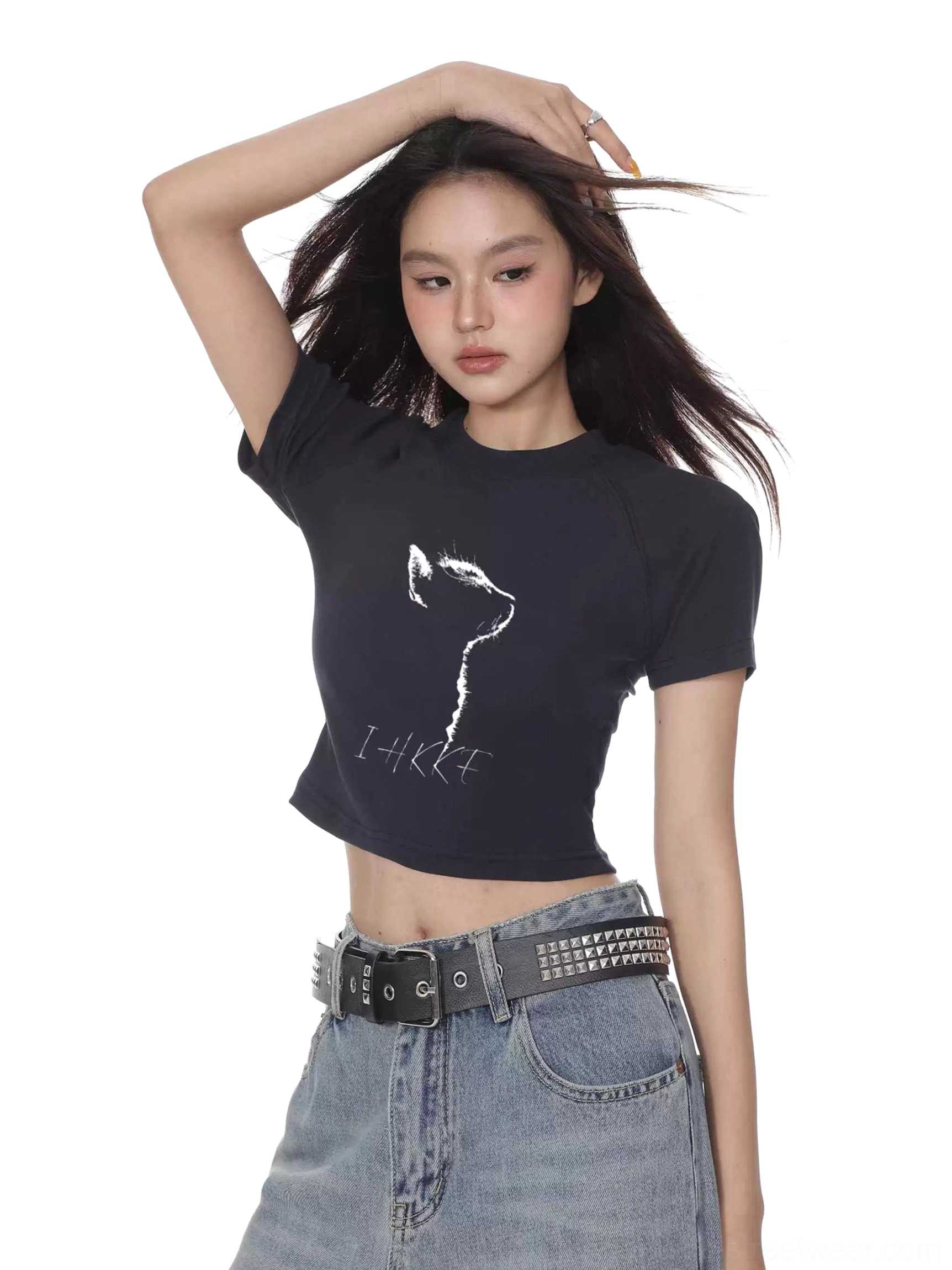 Minimalist cat silhouette cropped fitted tee with short sleeves for casual Seoul fashion styling