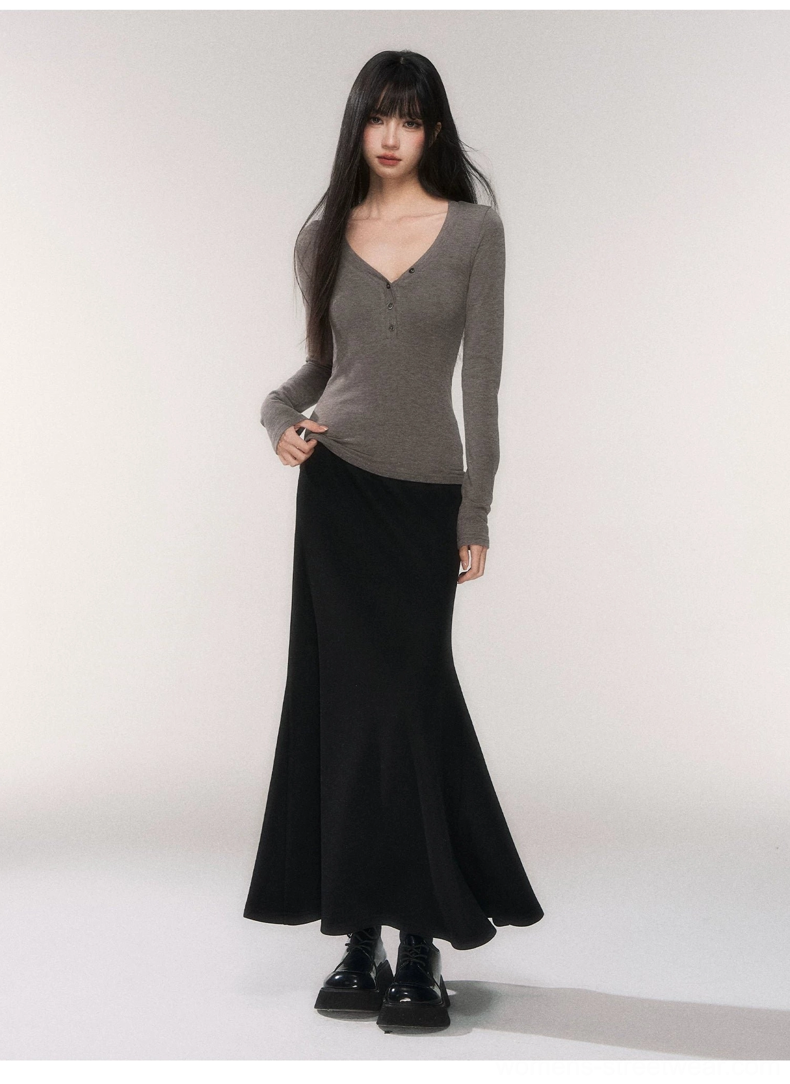 Black knit fishtail maxi skirt styled with a heather gray fitted long sleeve top and leather shoes for Korean minimalist fashion
