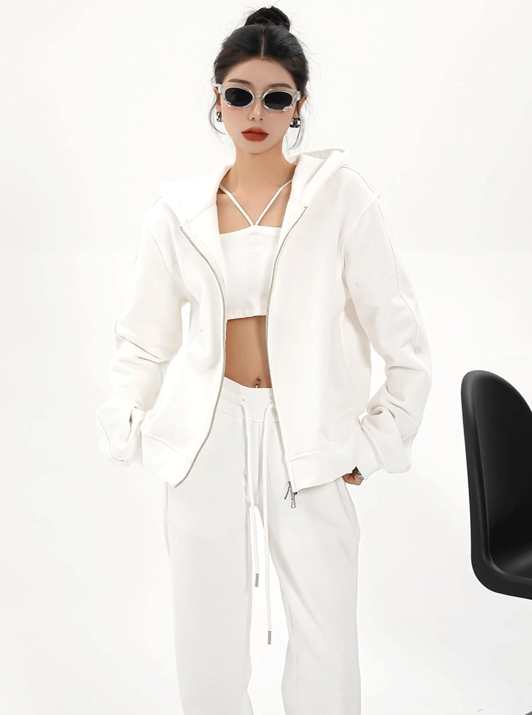 Minimalist oversized hoodie jacket for women designed as a comfortable everyday streetwear layering piece